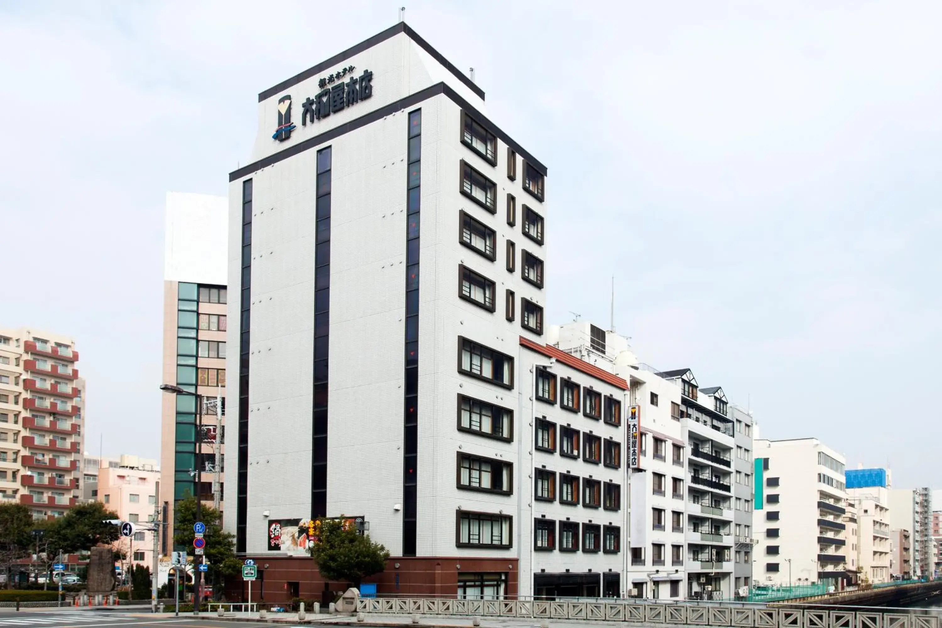 Facade/entrance in Yamatoya Honten Ryokan Osaka Facade/entrance in Yamatoya Honten Ryokan Osaka