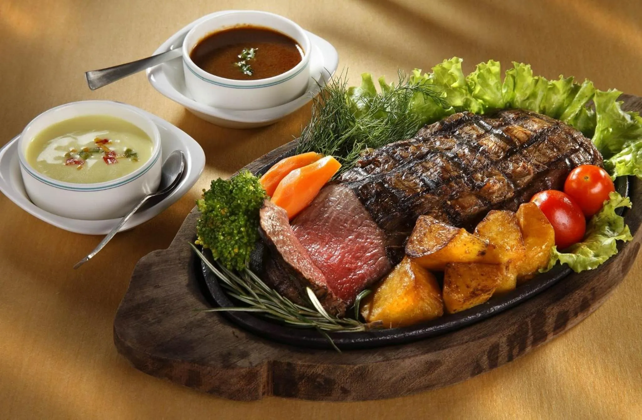 Food and drinks in Hotel Abad Plaza