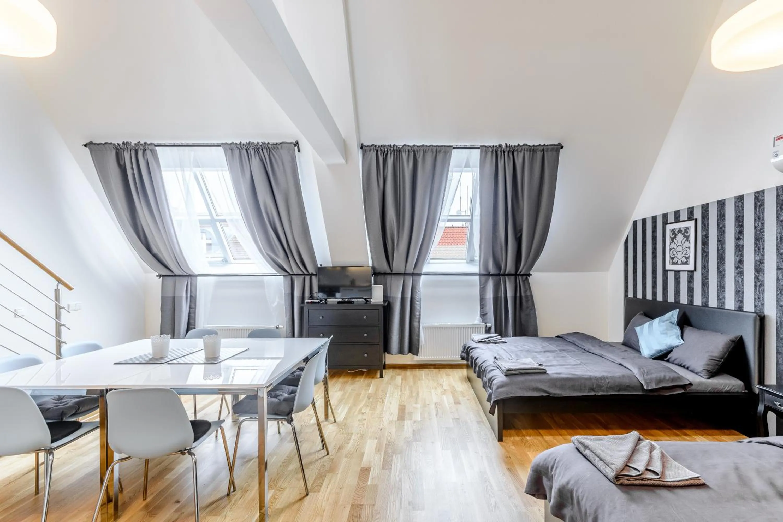 Dining area, Bed in Riverside SPIRIT