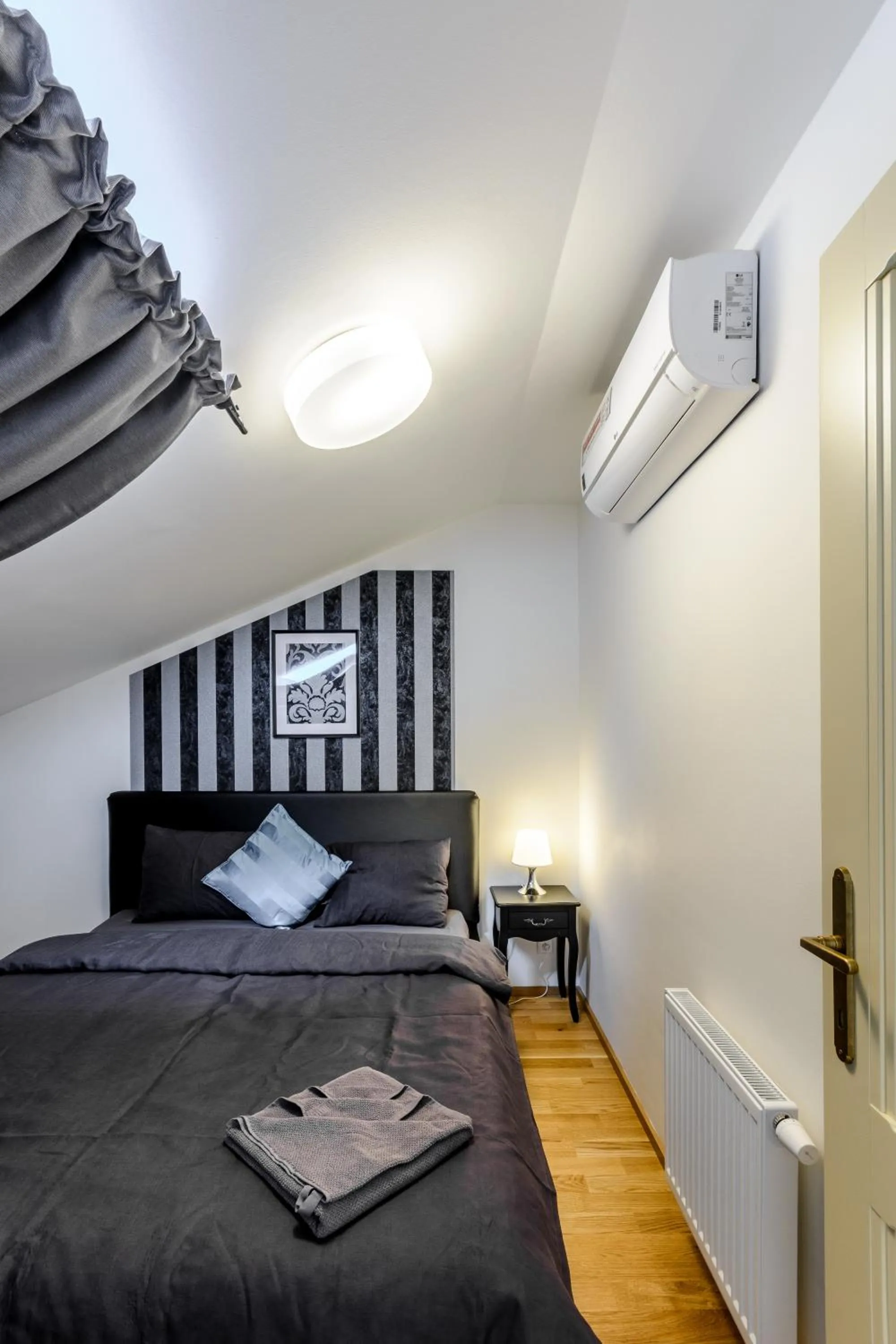 Bedroom, Bed in Riverside SPIRIT