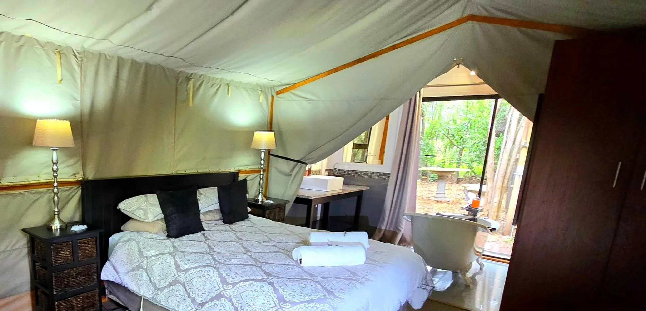 Bedroom, Bed in Old Mill Lodge, Seasonal Working Ostrich Farm & Restaurant, Oudtshoorn