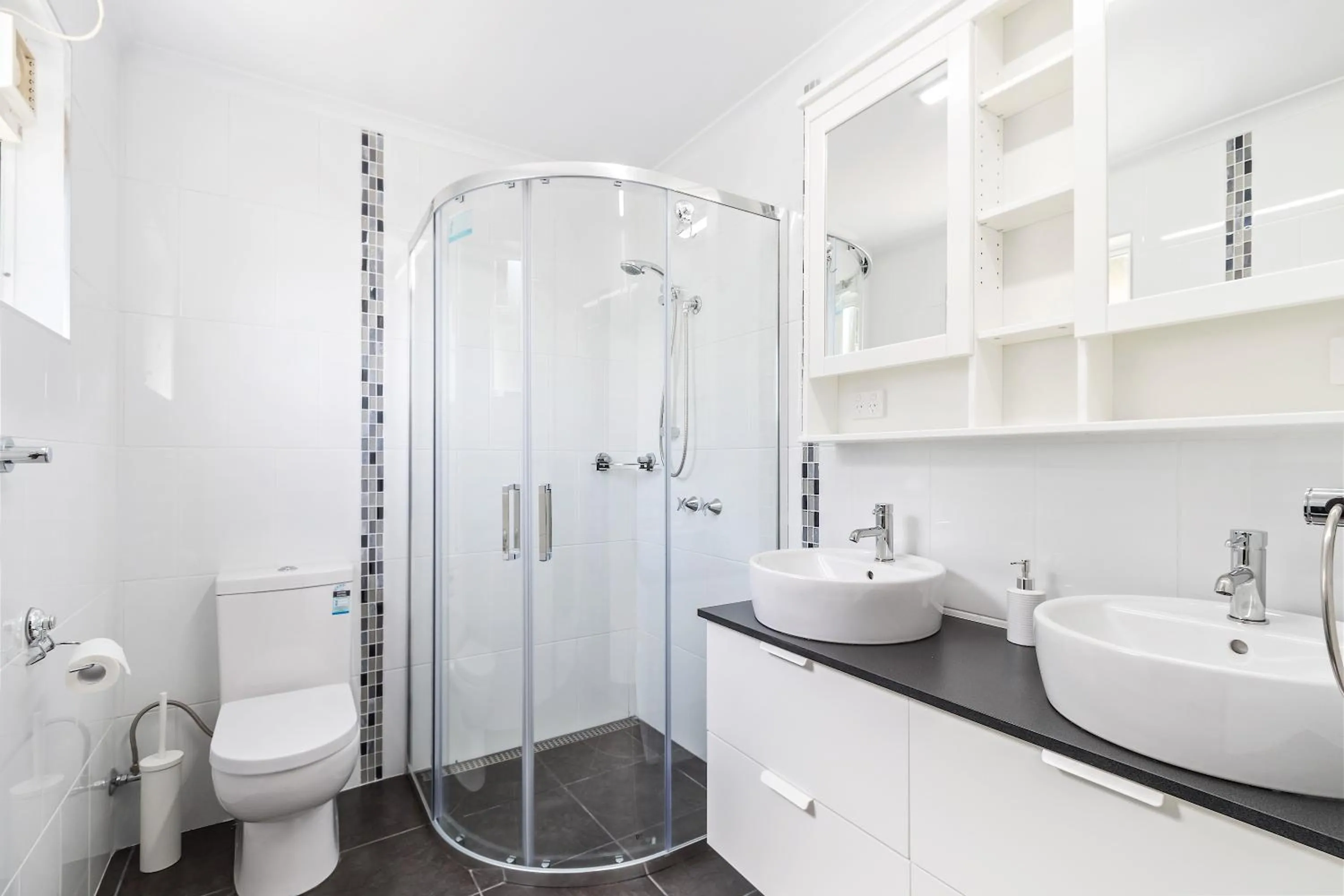 Shower in Views Forever - Devonport