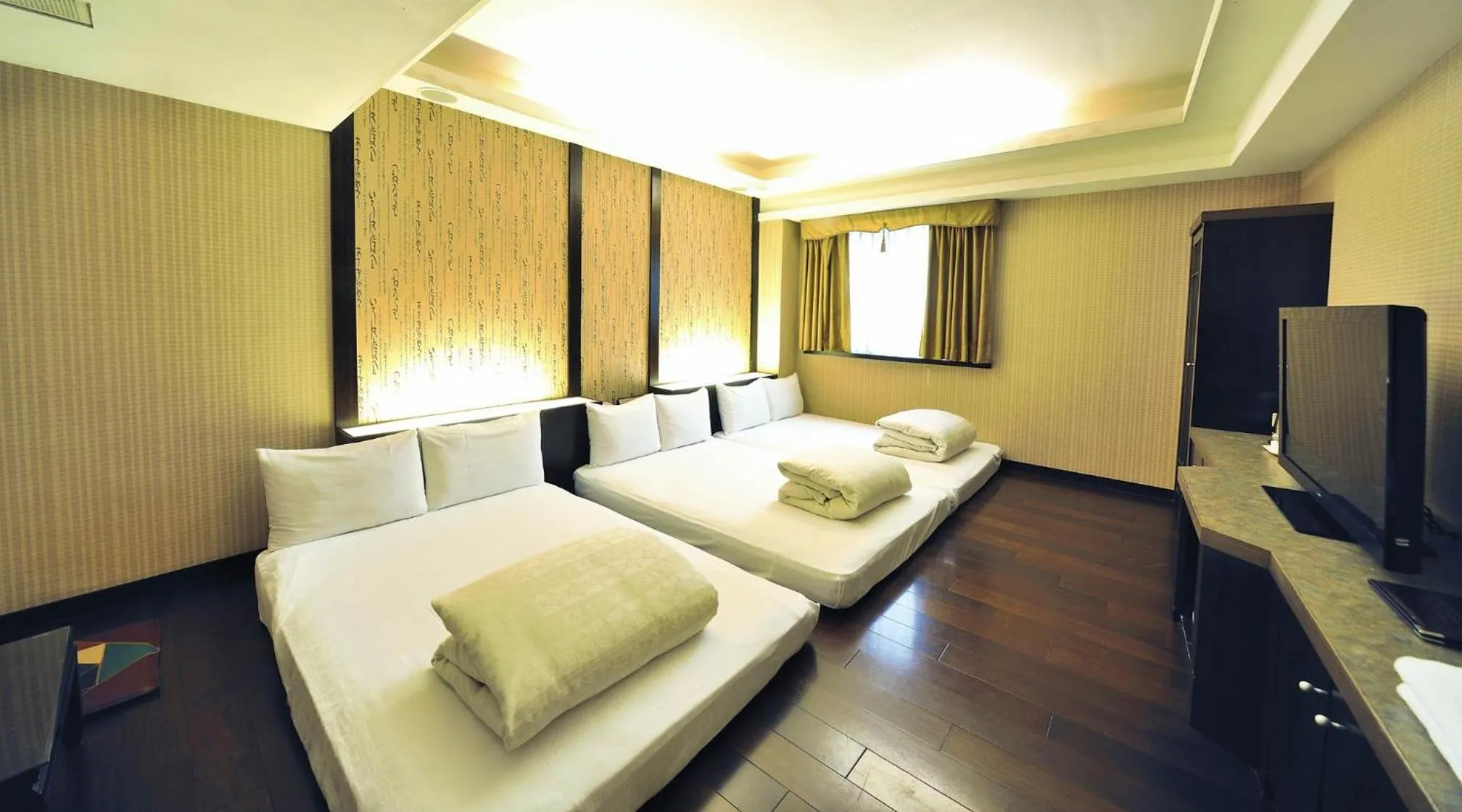 Photo of the whole room, Bed in KaRo Hotel