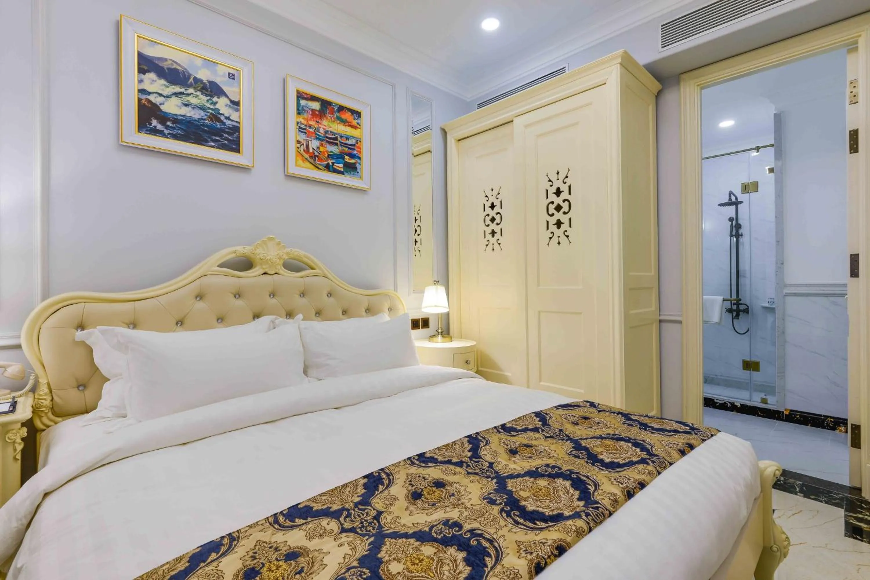 Bathroom, Bed in Lan Rung Beach Resort