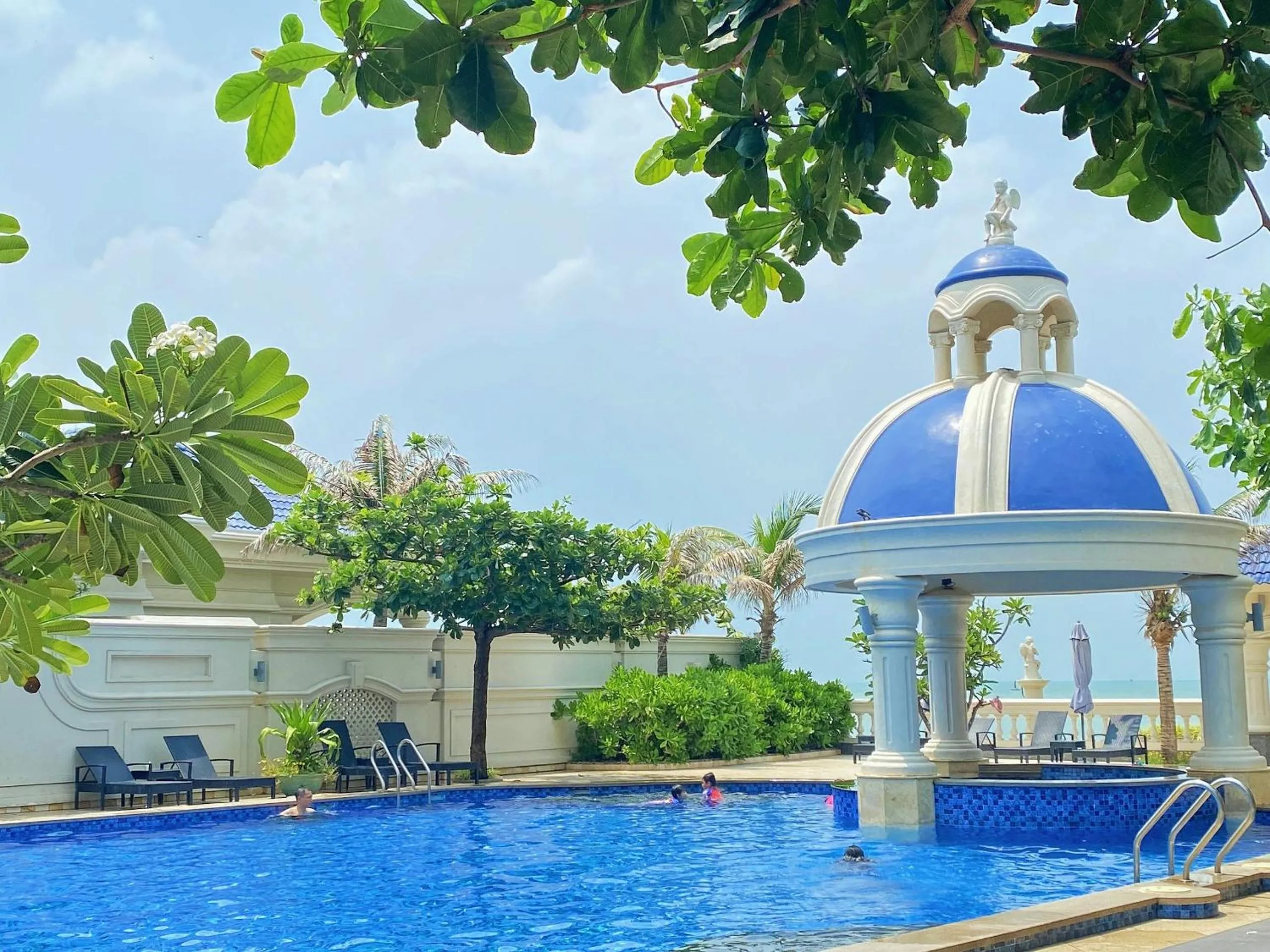 Swimming pool in Lan Rung Beach Resort