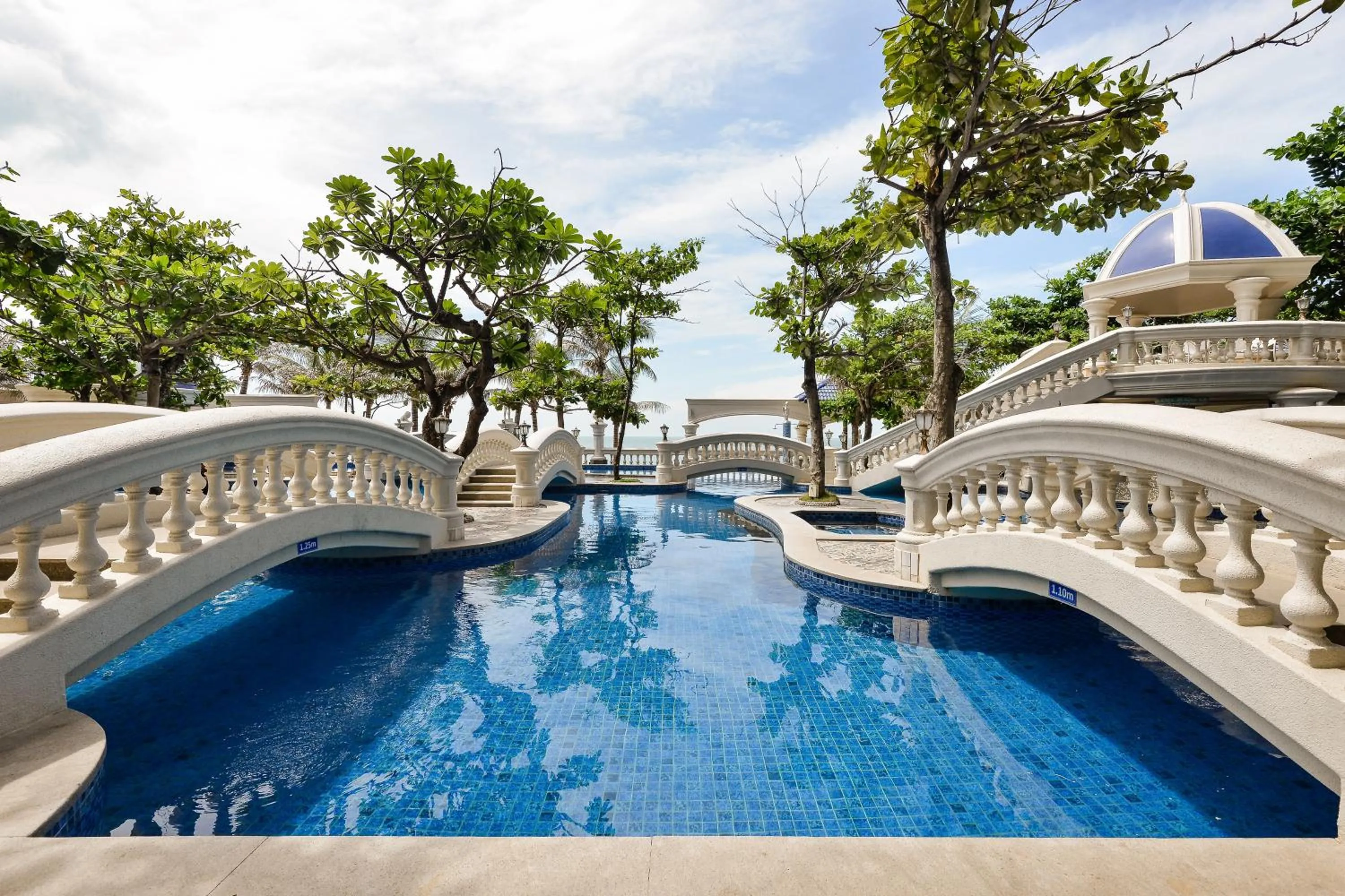 Pool view in Lan Rung Beach Resort