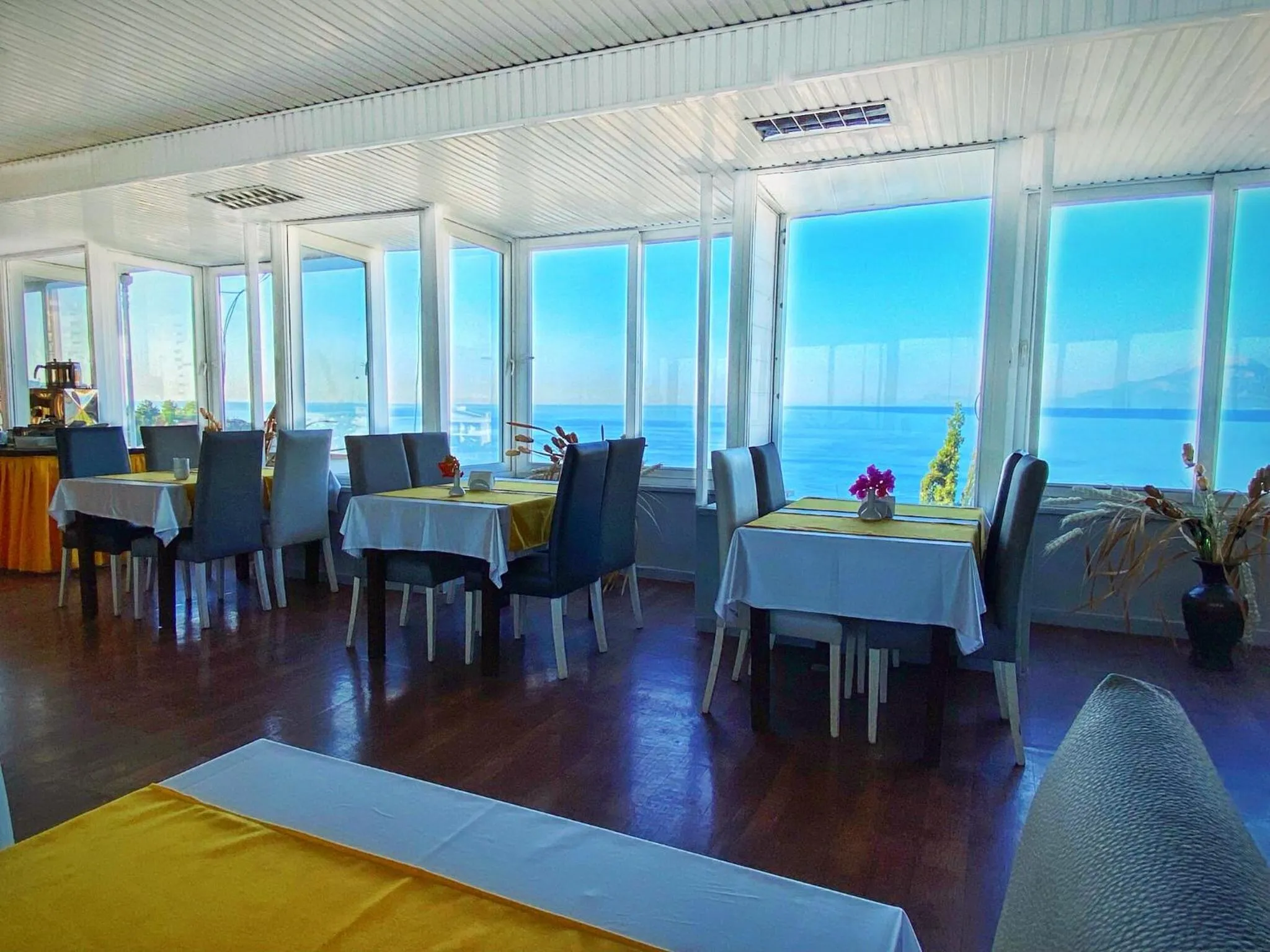 Restaurant/places to eat in Royal City Hotel