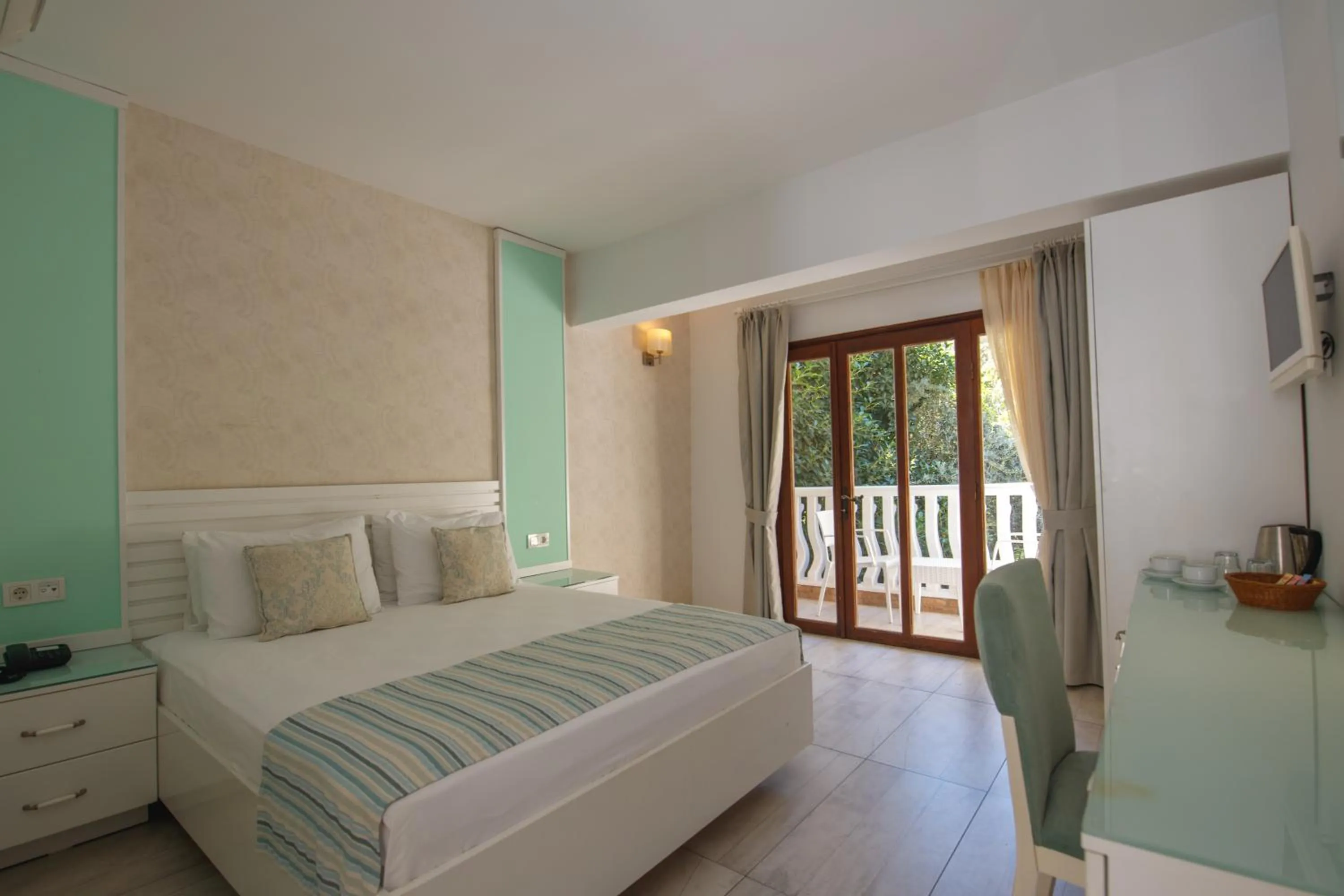 Photo of the whole room, Bed in Flamingo Hotel & Spa - Pet Friendly