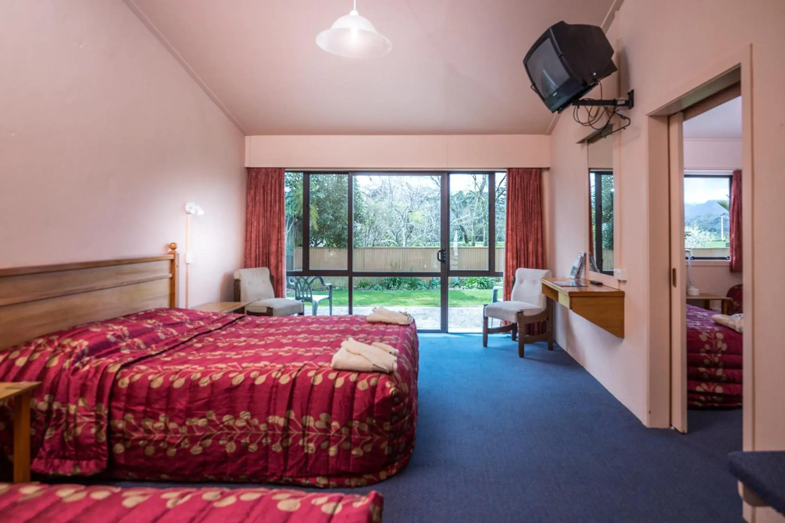 Queen & Single Studio in Karamea Village Hotel Queen & Single Studio in Karamea Village Hotel