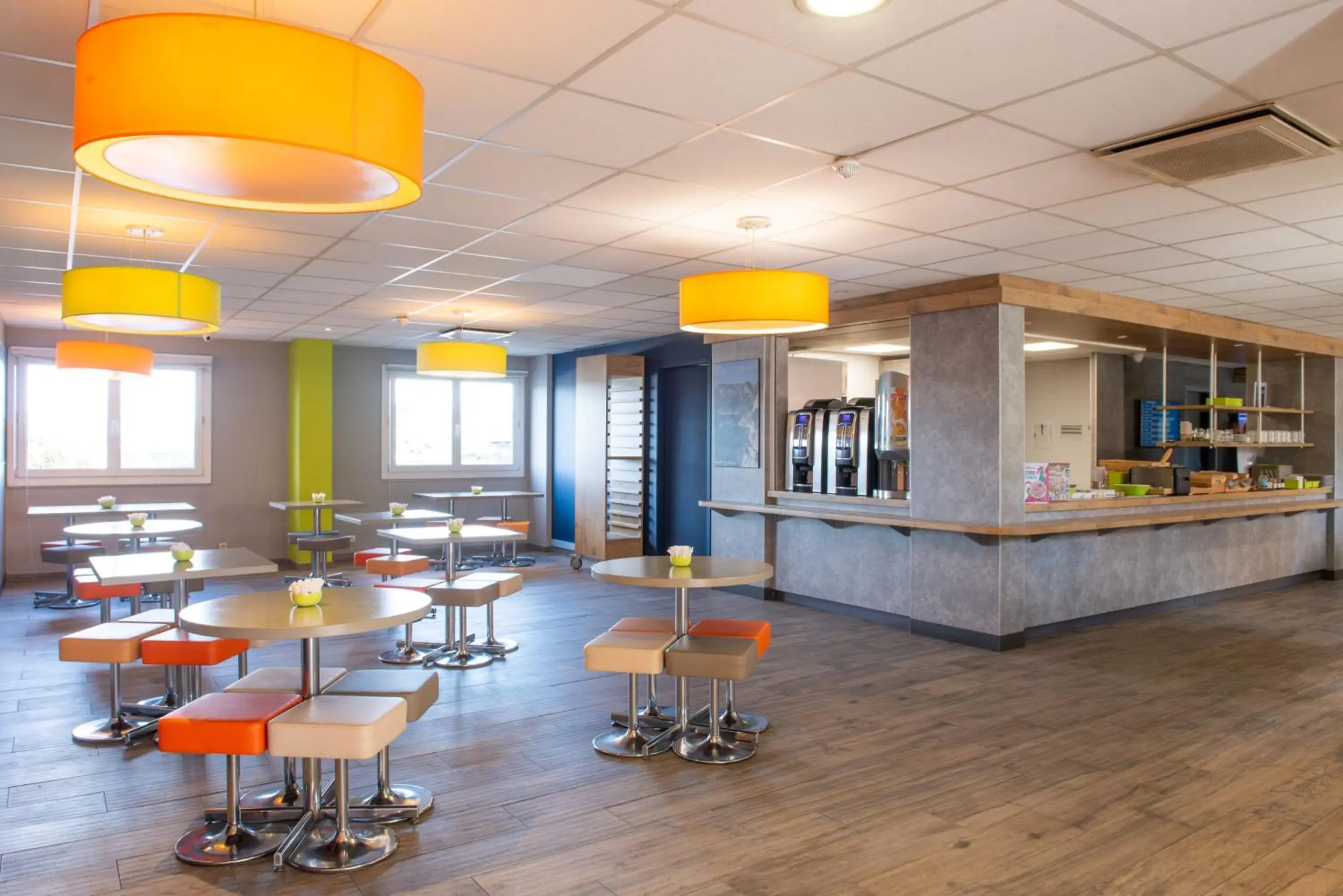 Food and drinks, Lounge/Bar in ibis budget Marseille Aeroport Provence