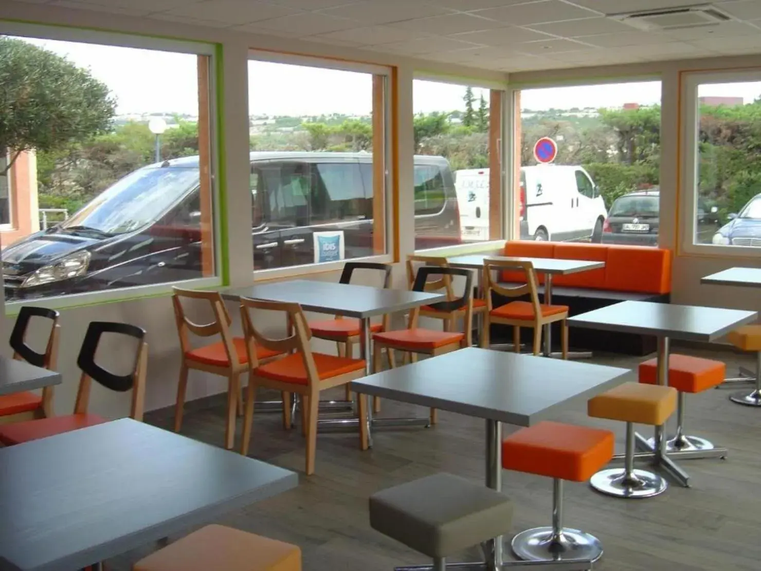 shuttle, Restaurant/Places to Eat in ibis budget Marseille Aeroport Provence