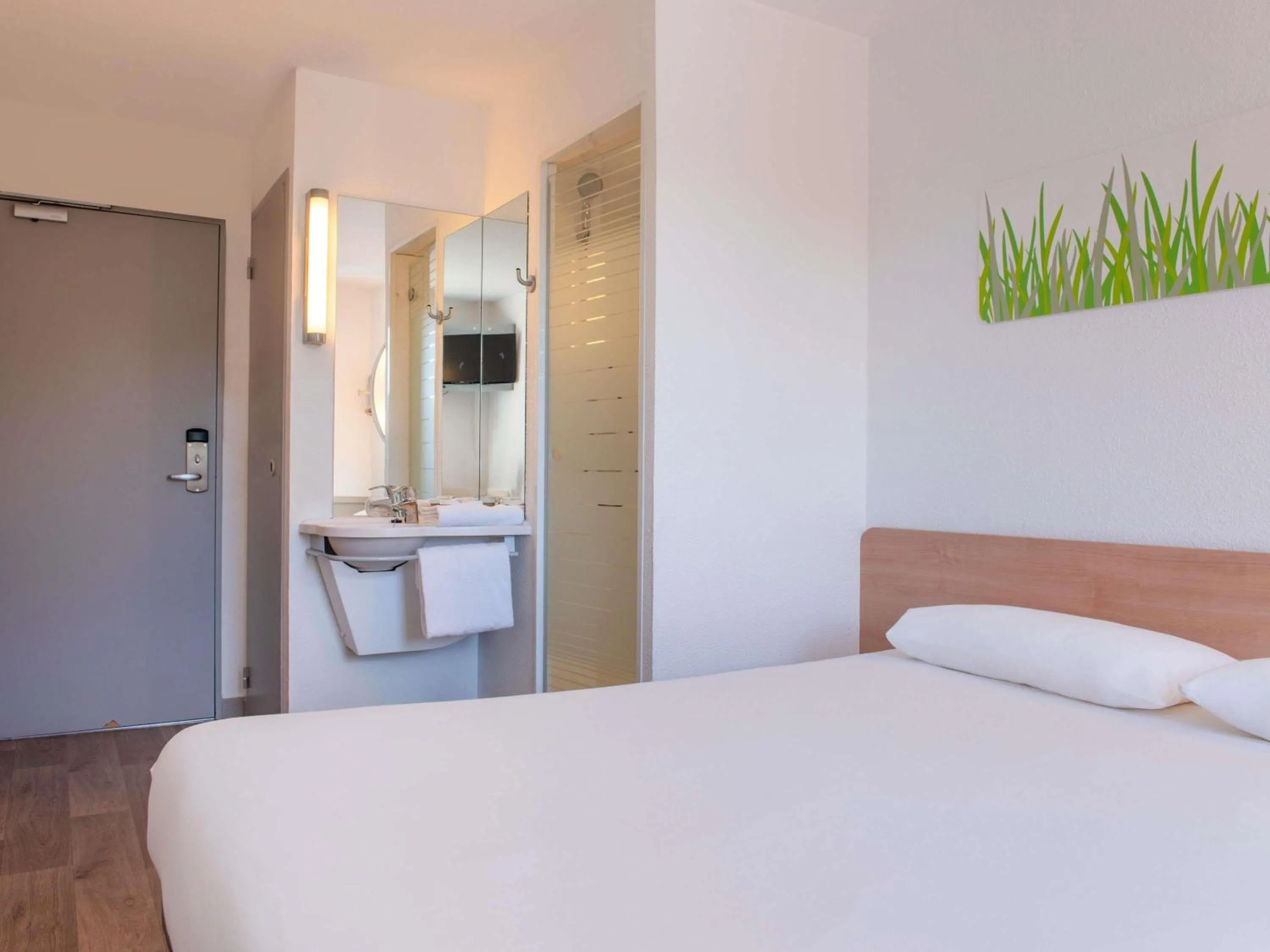 Bedroom, Bed in ibis budget Marseille Aeroport Provence