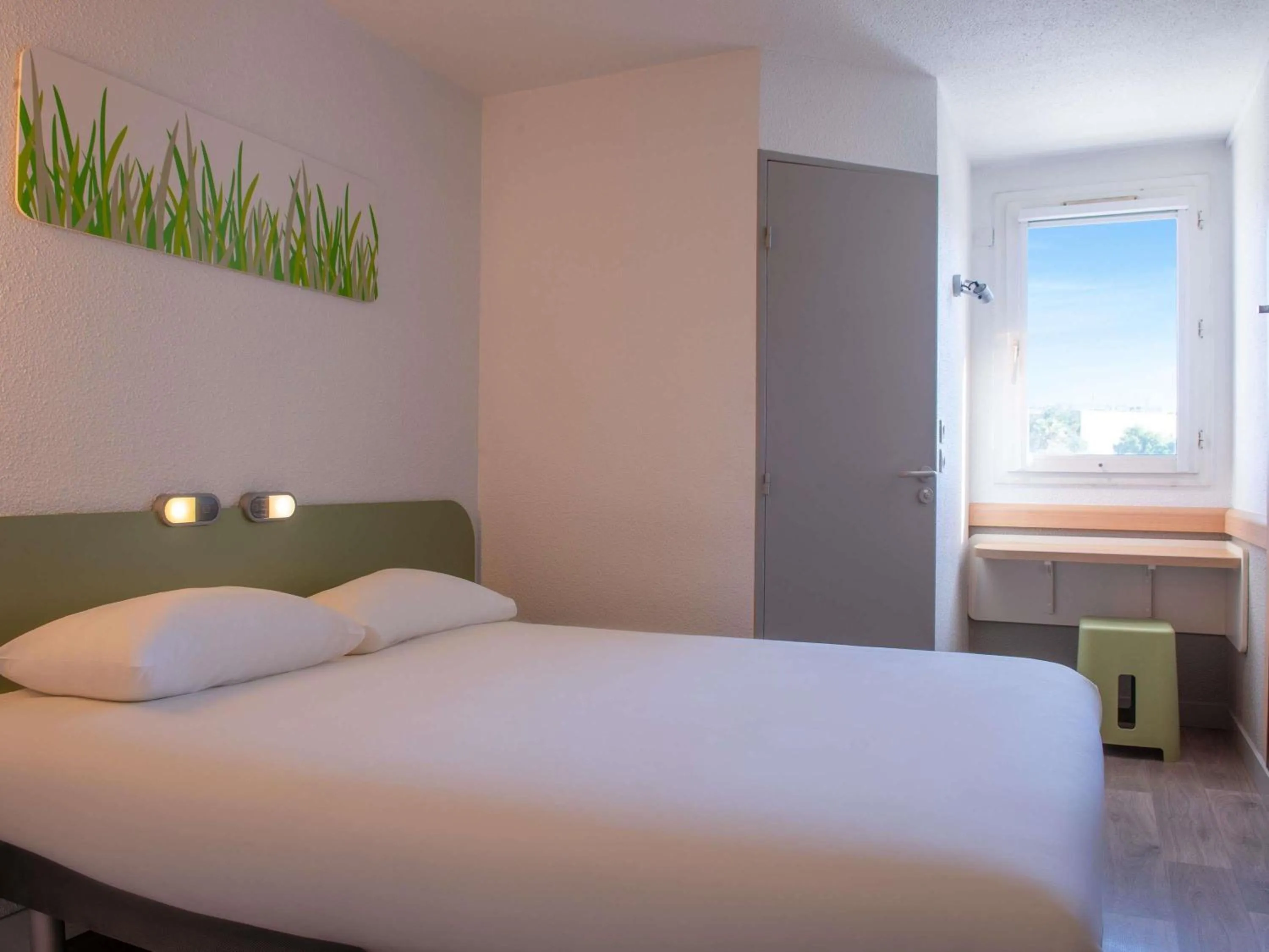 Bedroom, Bed in ibis budget Marseille Aeroport Provence