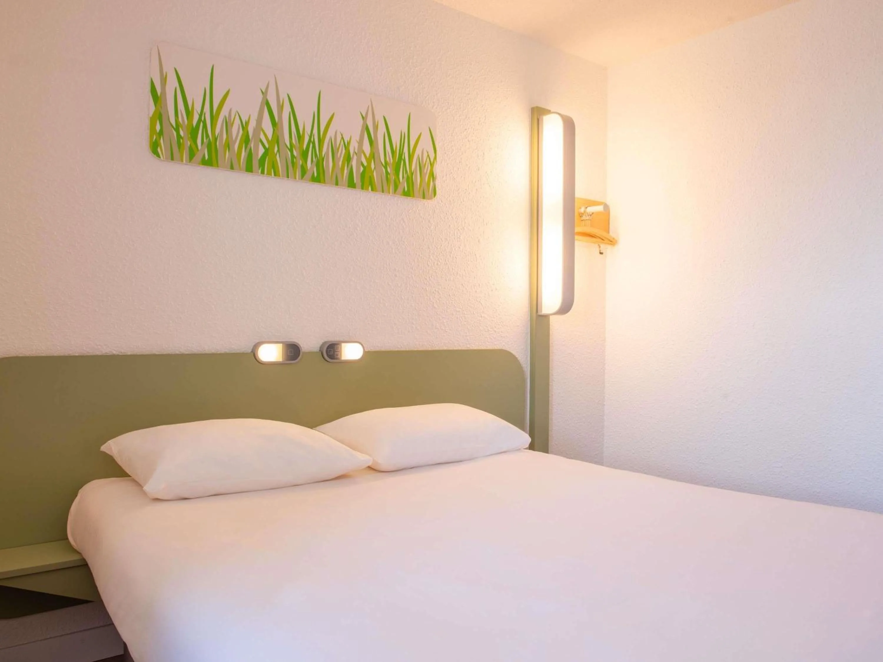 Bedroom, Bed in ibis budget Marseille Aeroport Provence