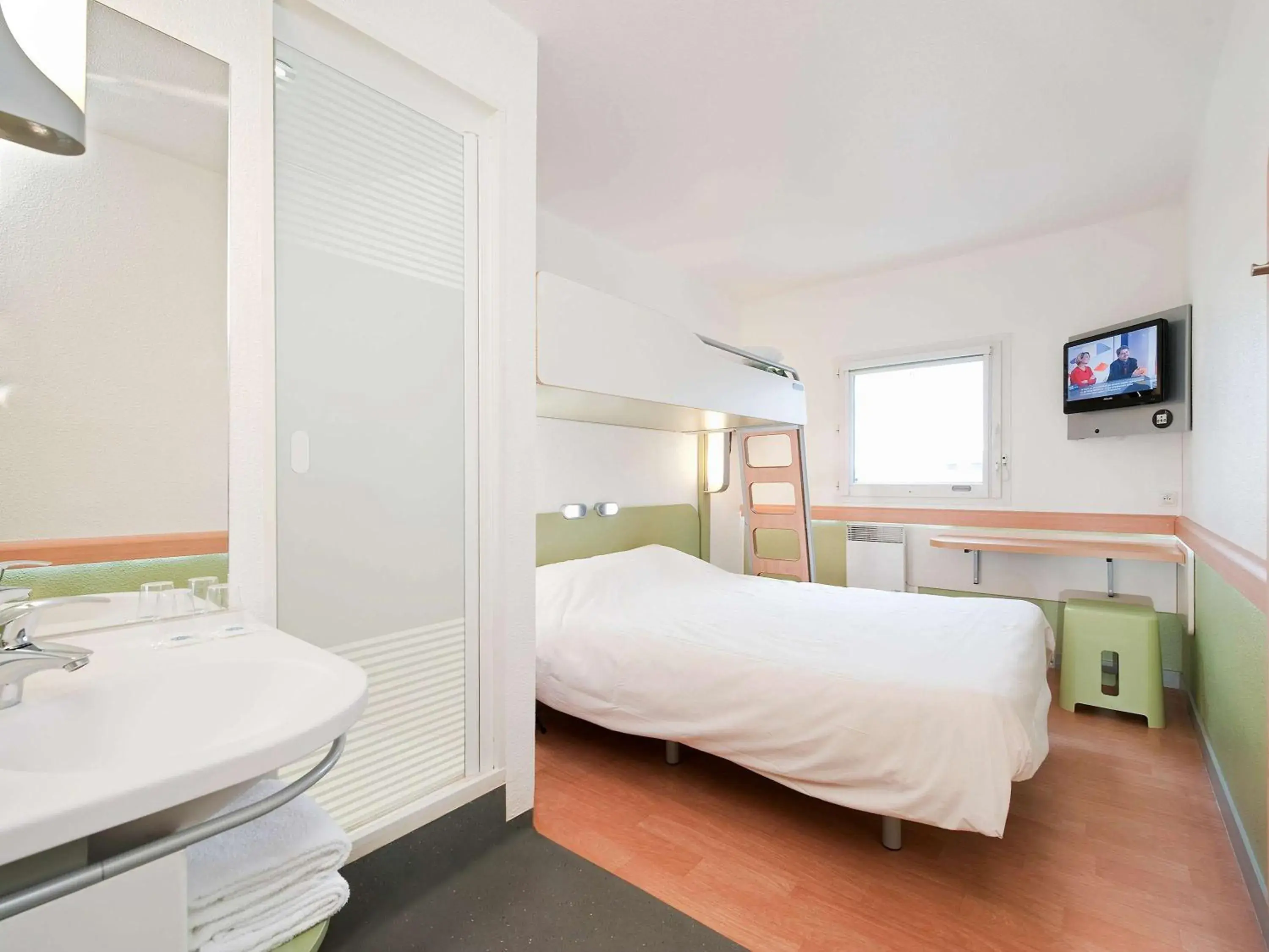 Photo of the whole room, Bed in ibis budget Marseille Aeroport Provence