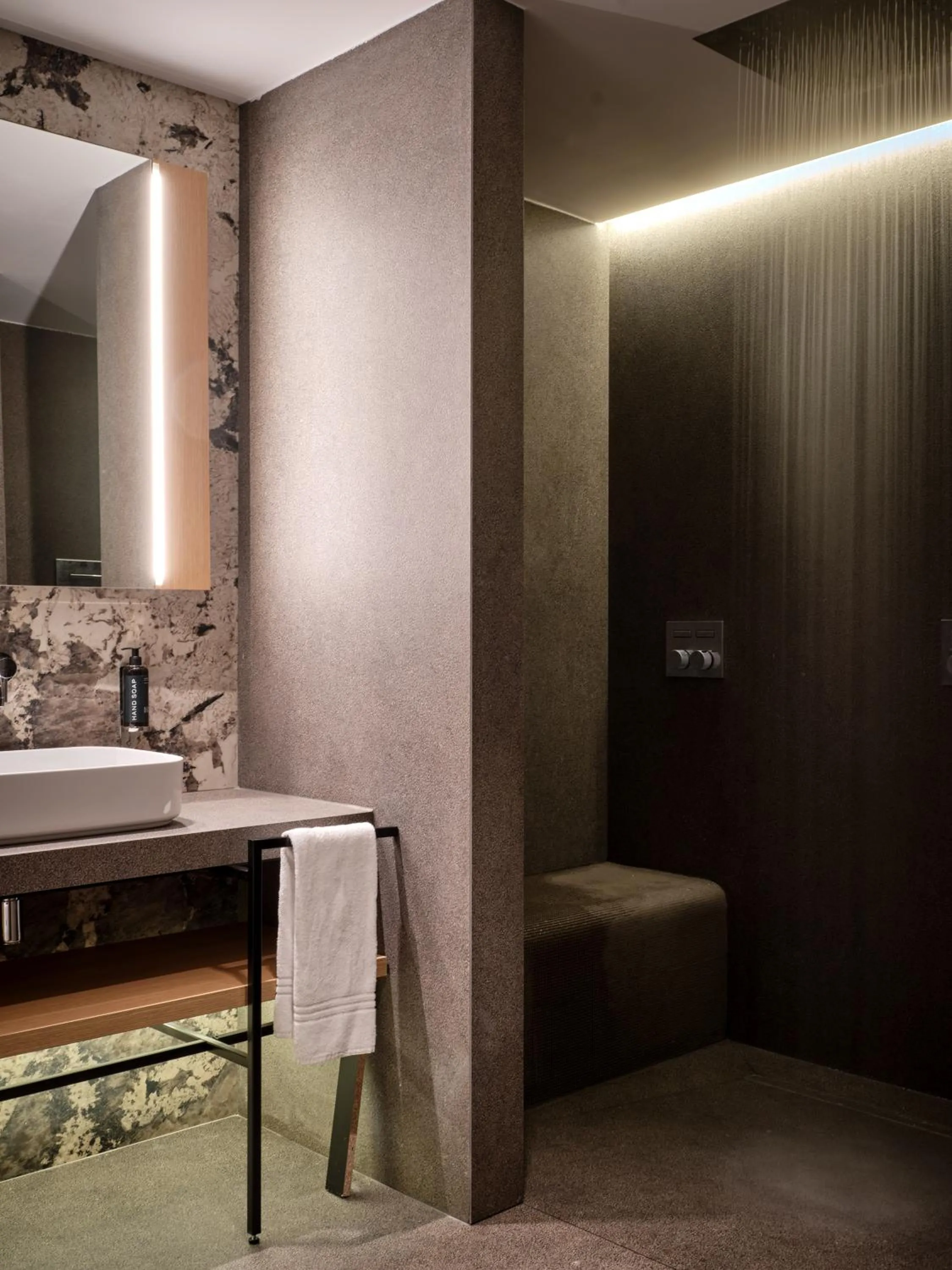 Bathroom, Bed in Il Leon D'Oro Bari - by Farace Hotels