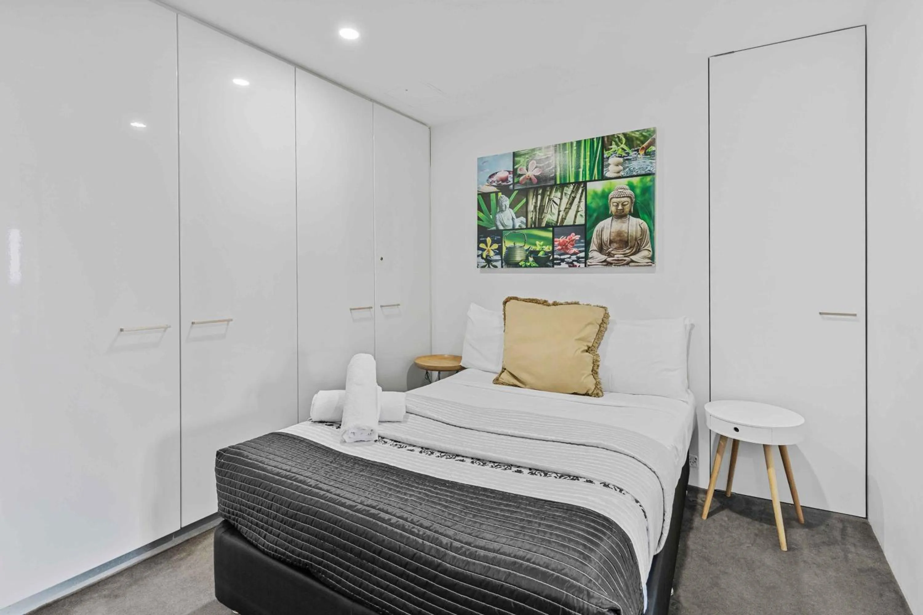 Bed in Circle on Cavill - Hosted by Coastal Letting Co.
