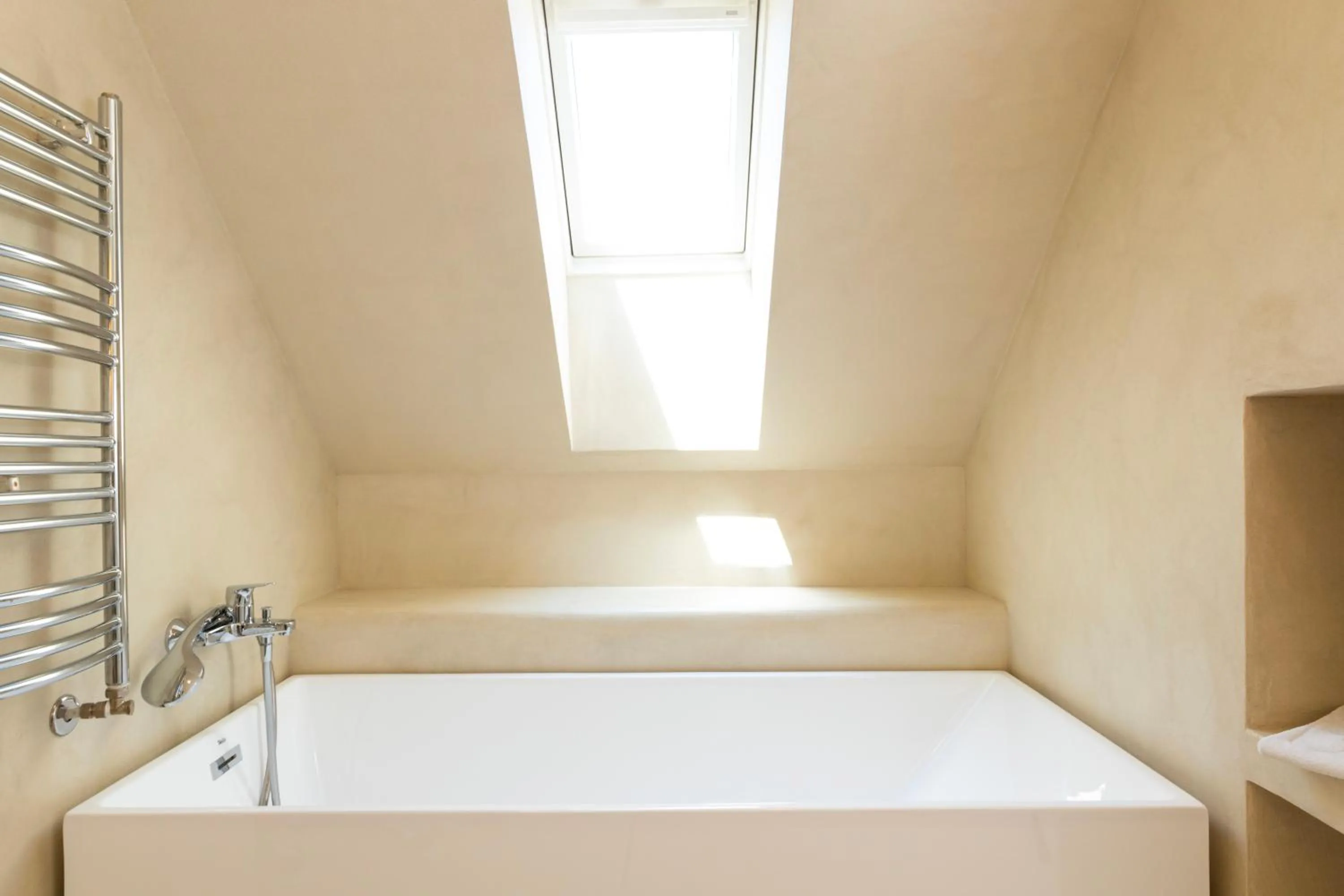 Bathroom, Bed in St. George Hotel