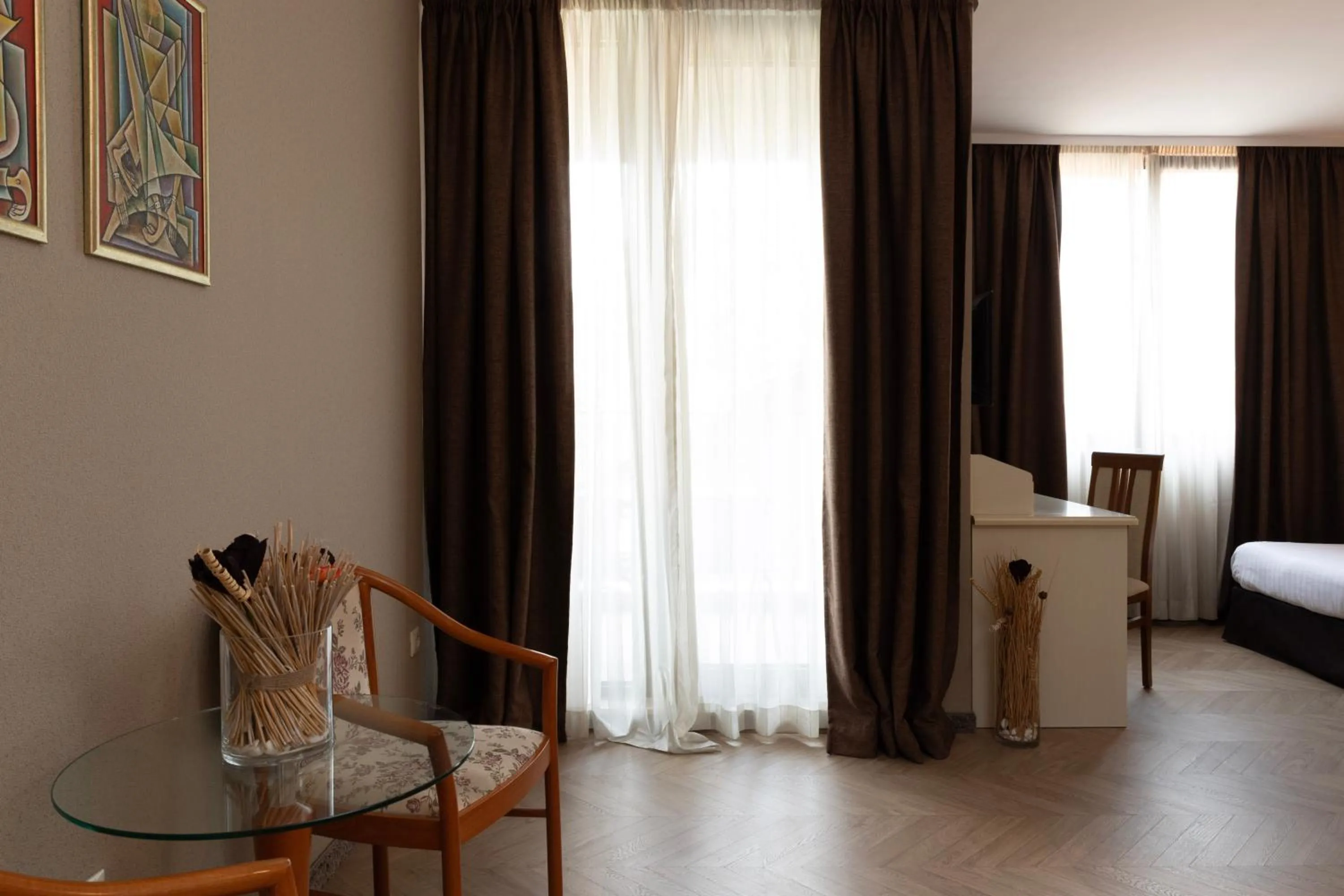 Seating area, Bed in St. George Hotel