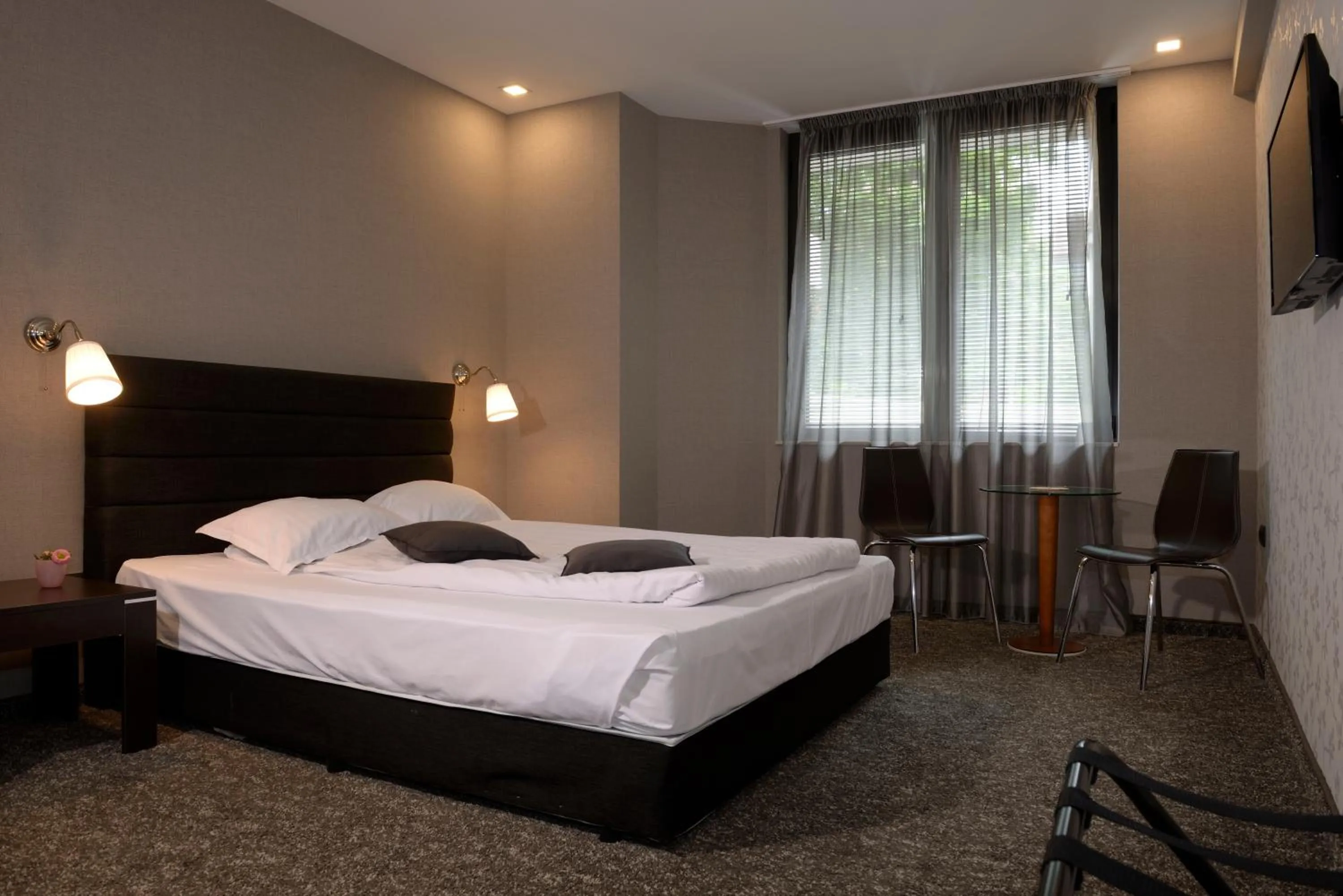 Bedroom, Bed in St. George Hotel