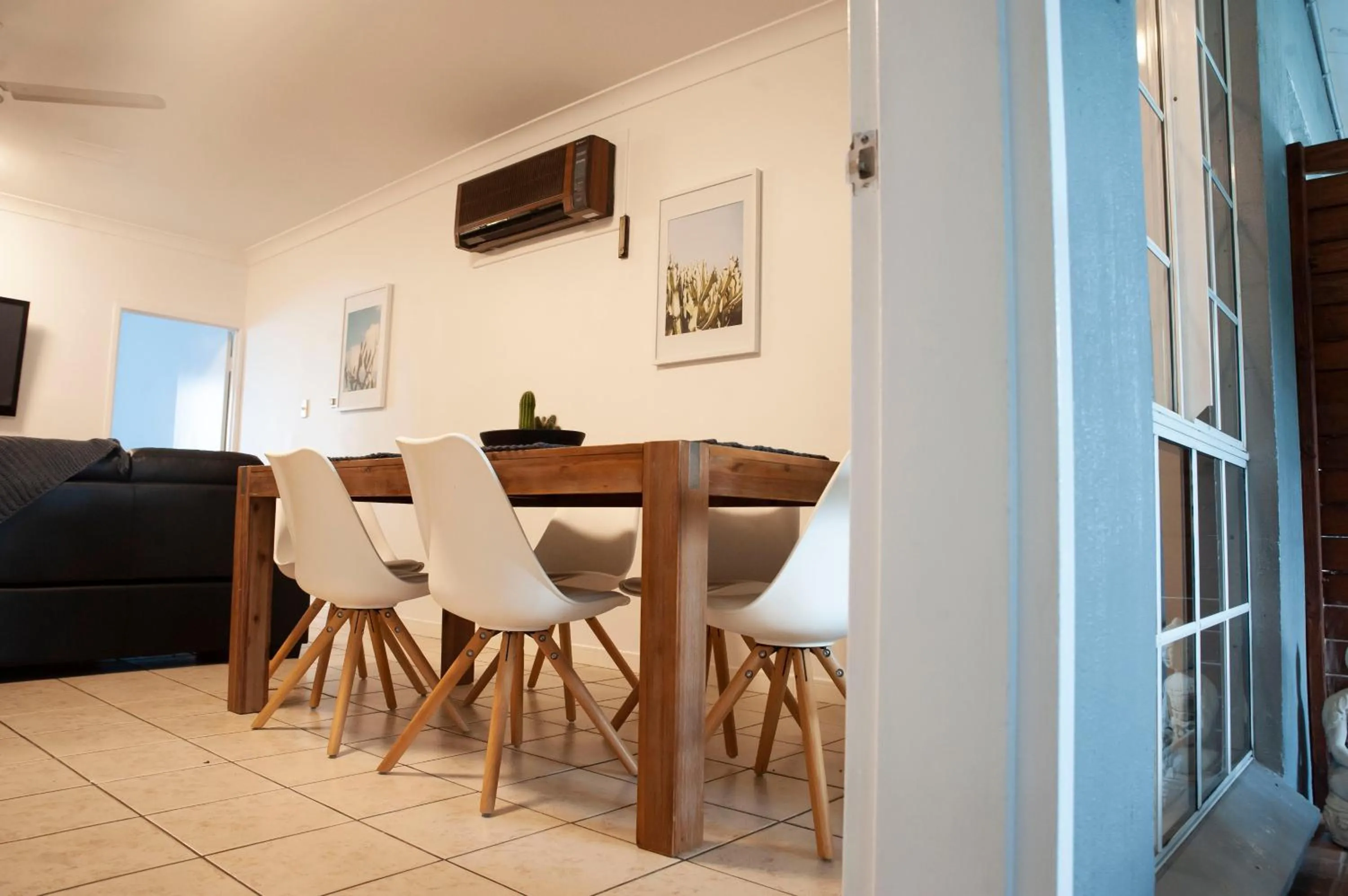 Dining area in Motel Nomad