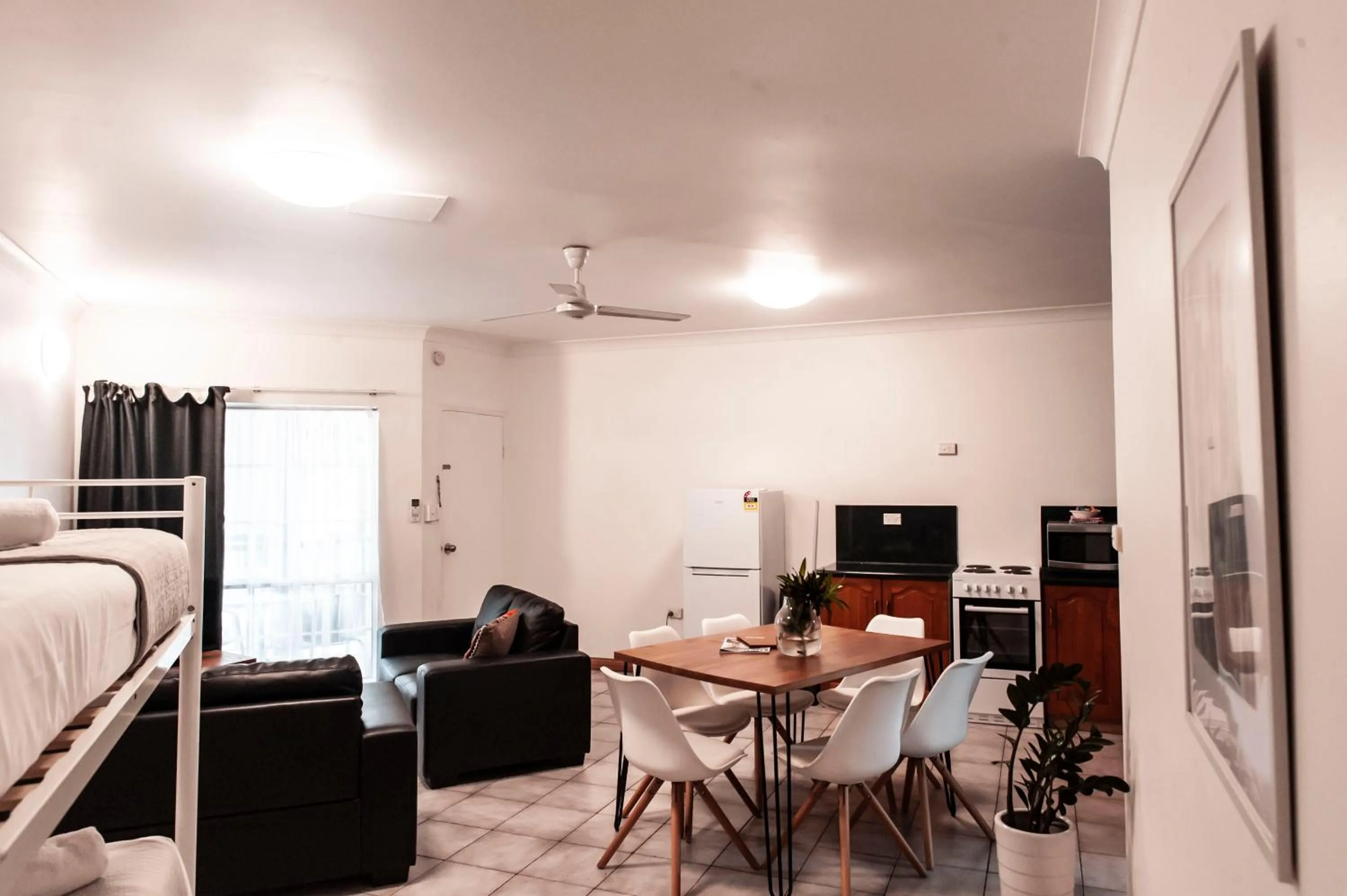 TV and multimedia in Motel Nomad