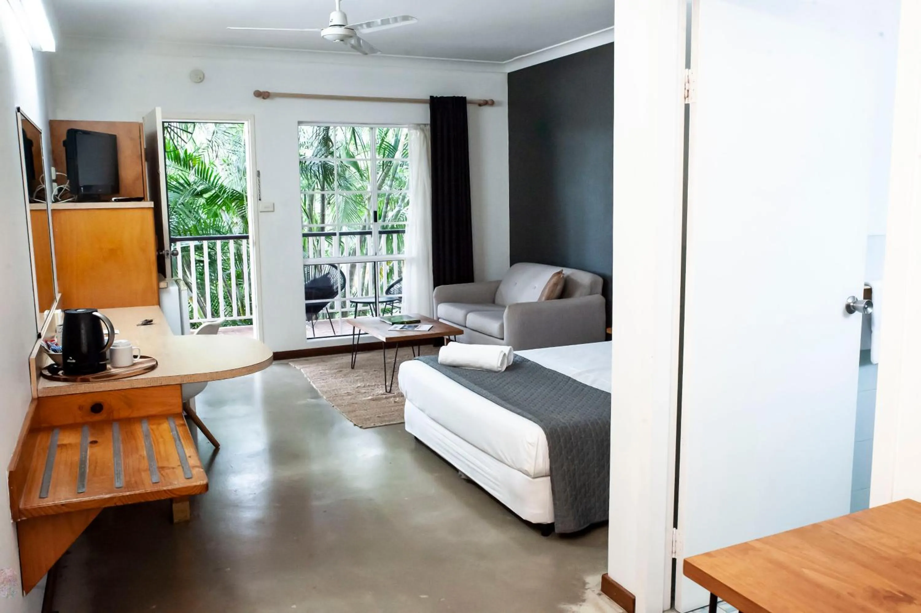 Shower, Bed in Motel Nomad