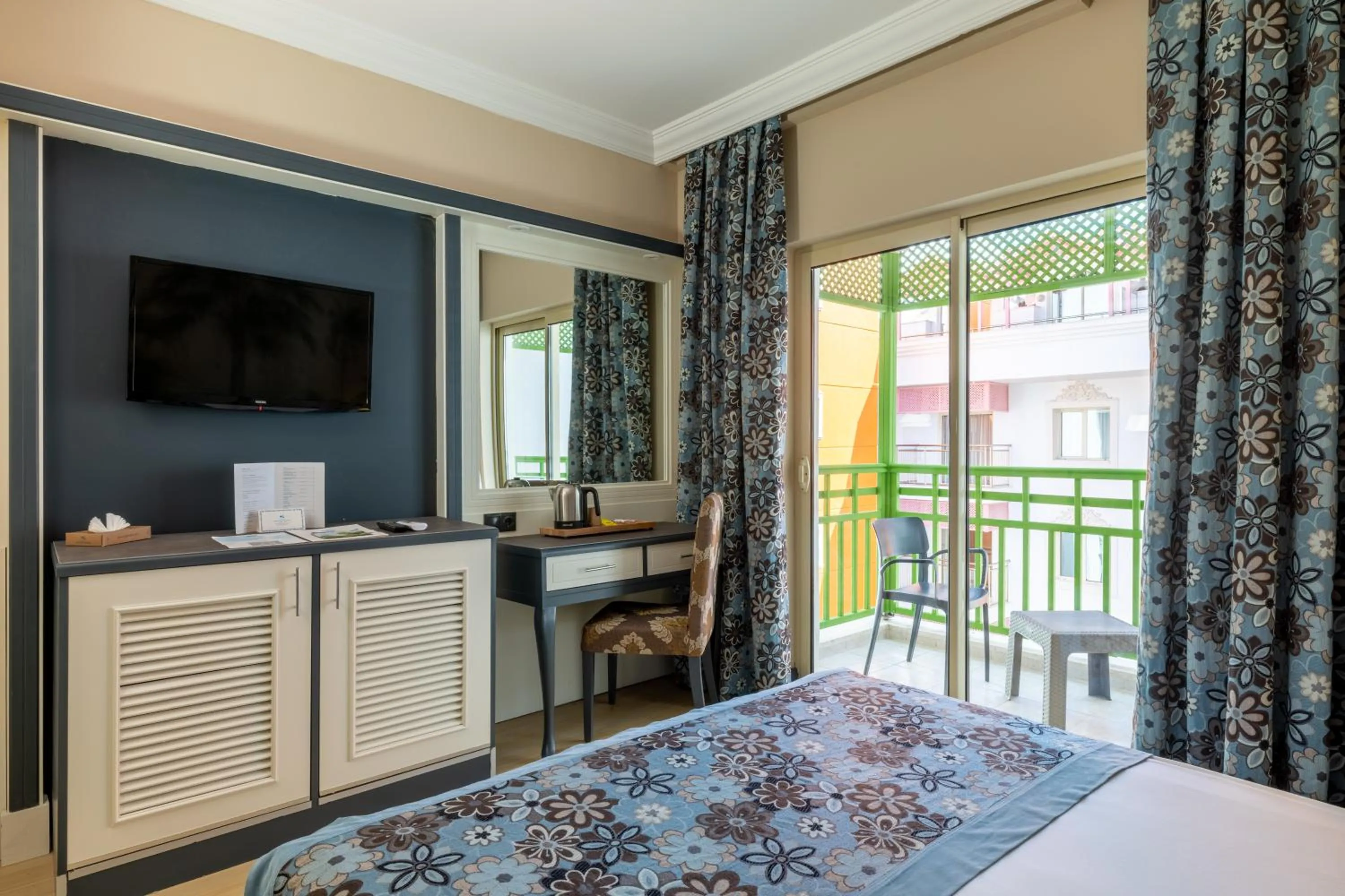 TV and multimedia, Bed in Crystal Paraiso Verde Resort & Spa - Ultimate All Inclusive