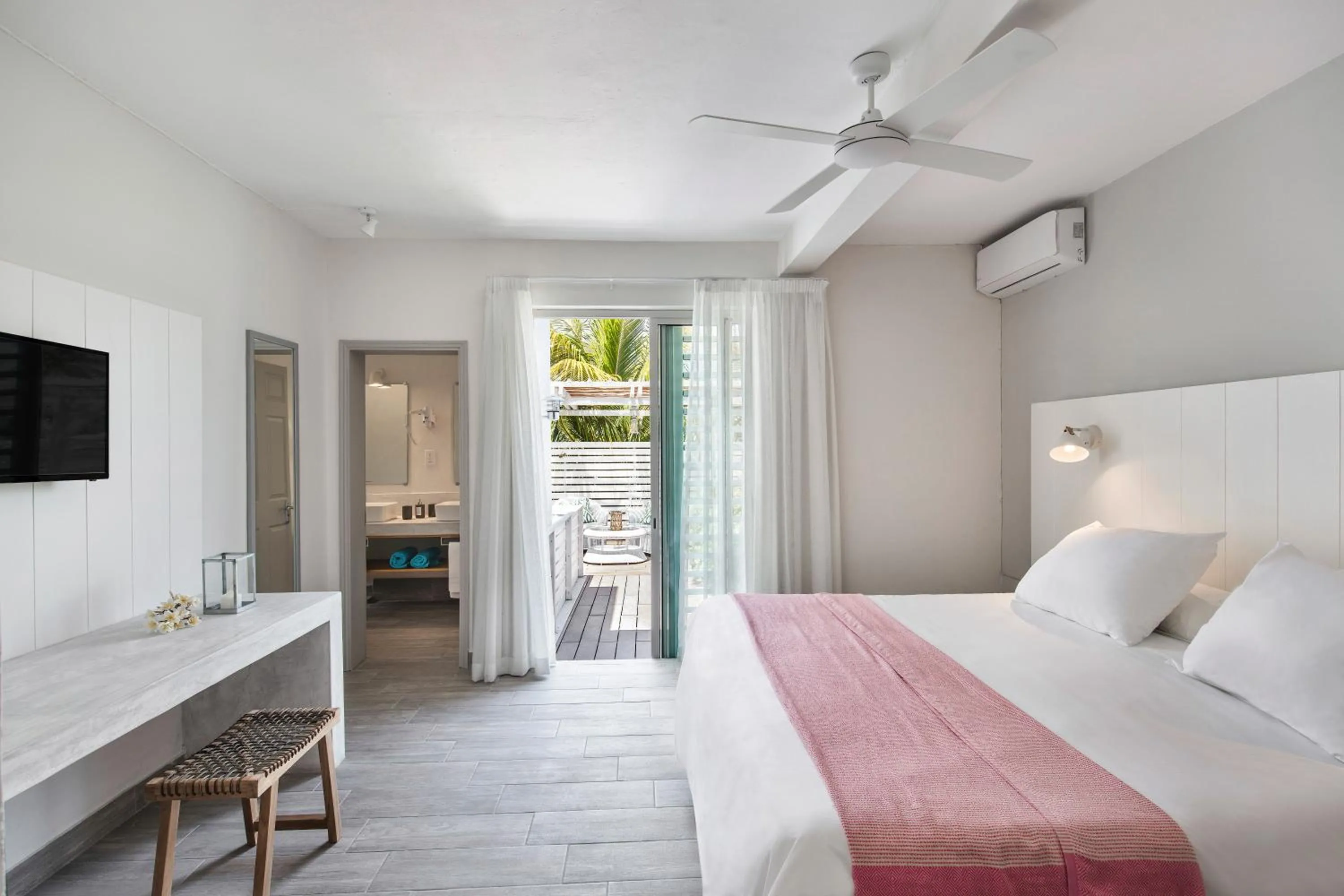 Bathroom, Bed in The Bay