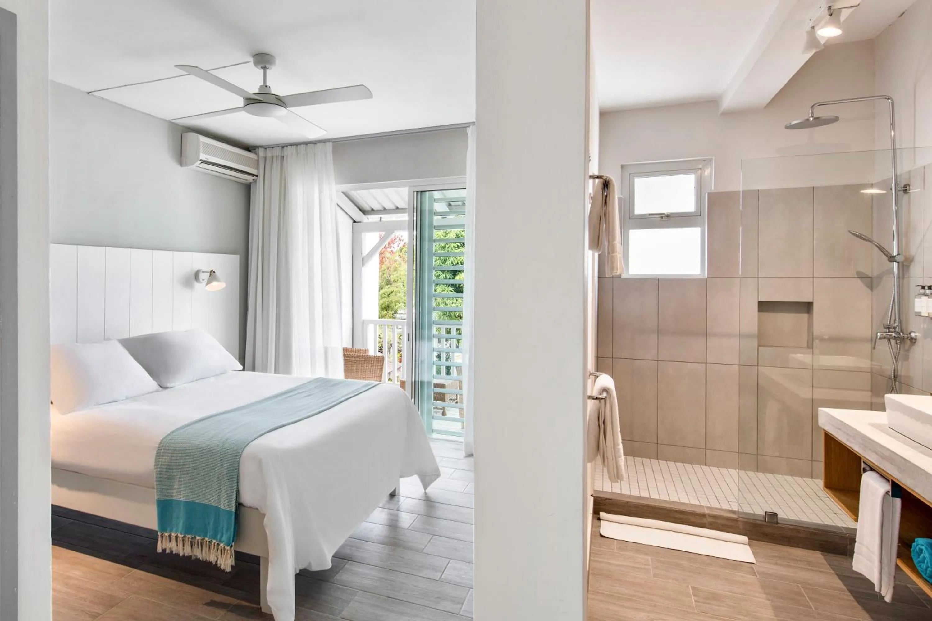 Shower, Bed in The Bay