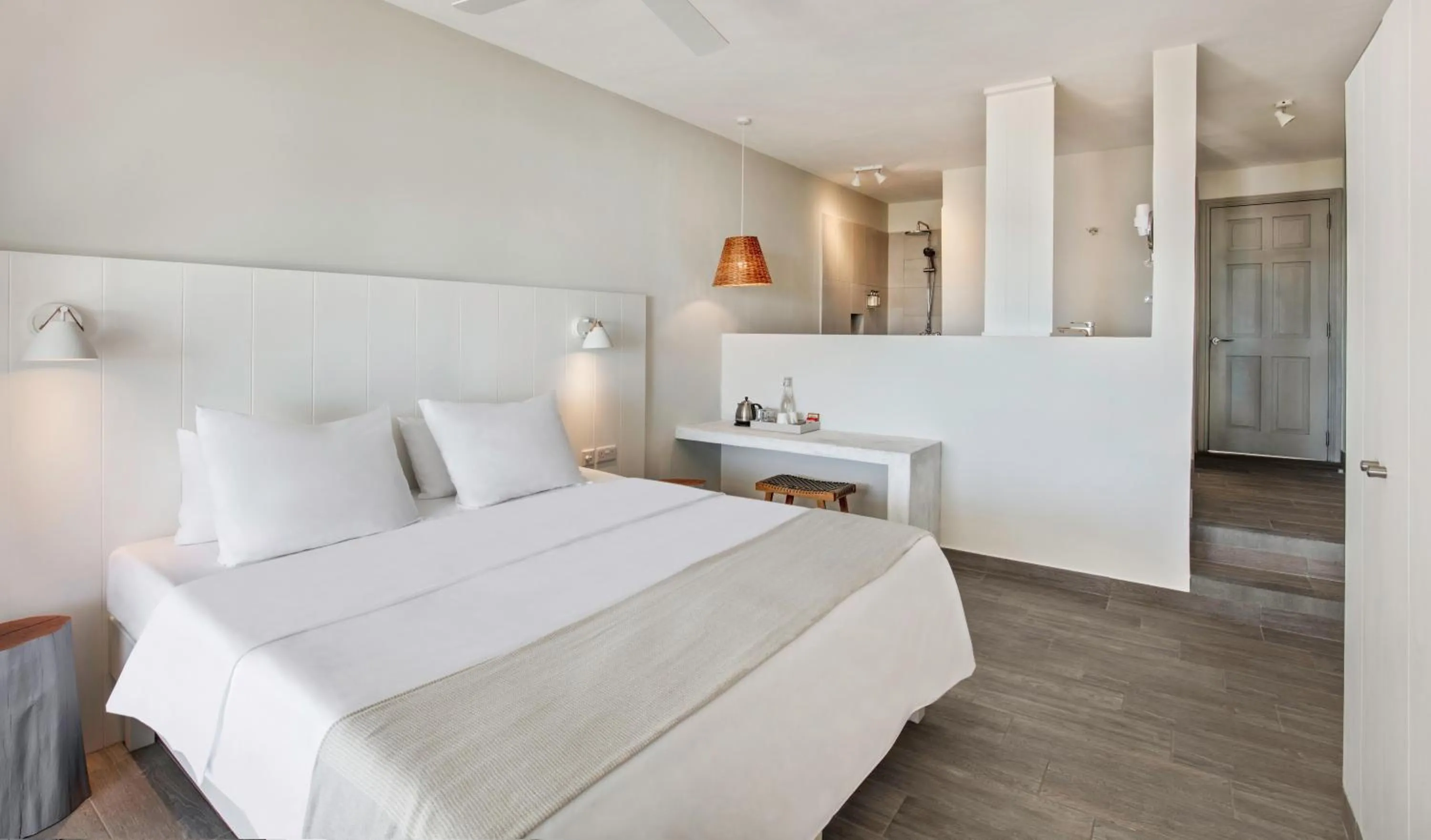 Shower, Bed in The Bay