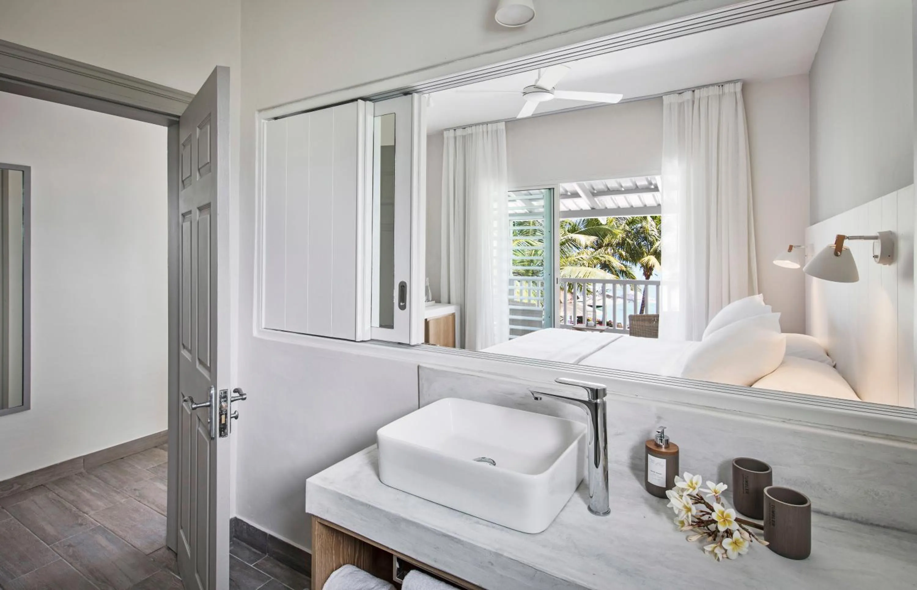 Bathroom, Bed in The Bay
