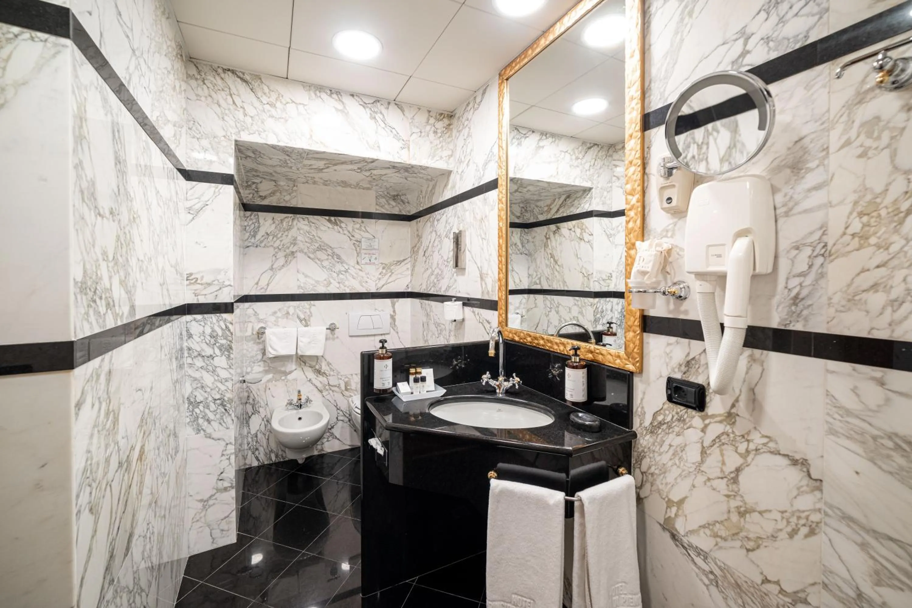 Bathroom in Phi Hotel Principe