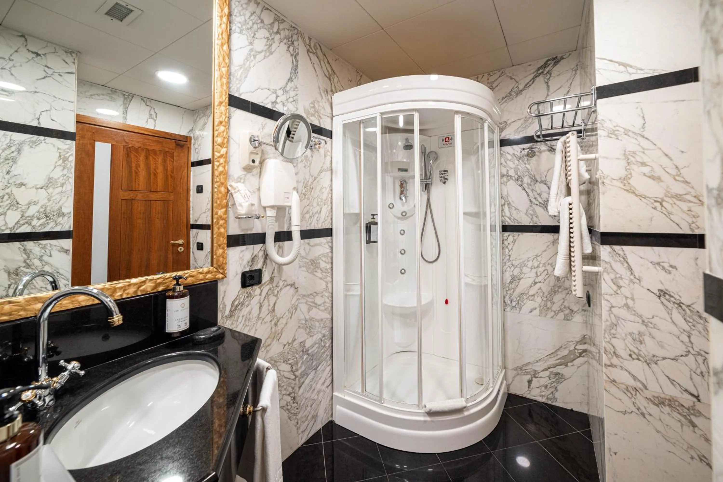 Shower in Phi Hotel Principe