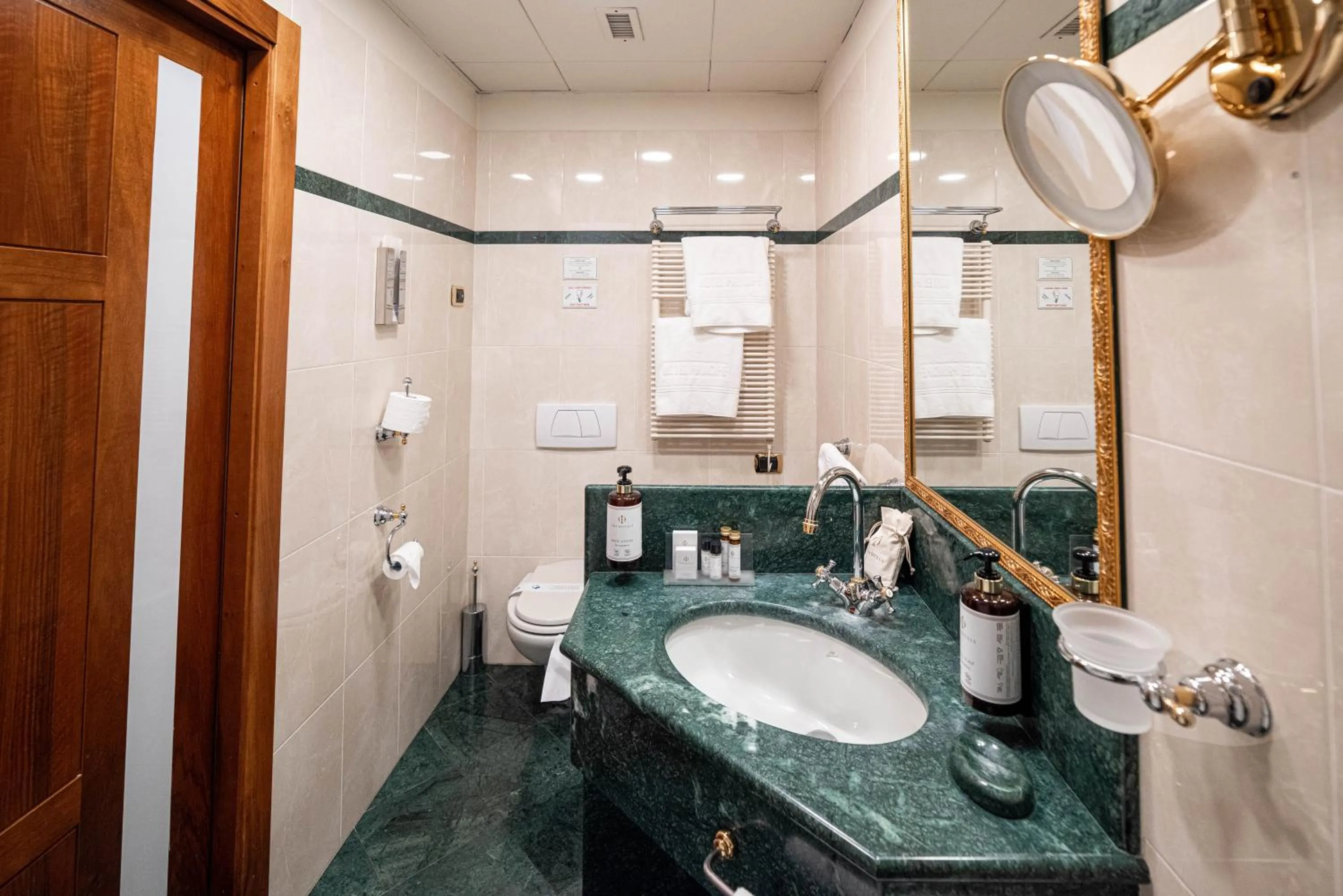 Bathroom in Phi Hotel Principe