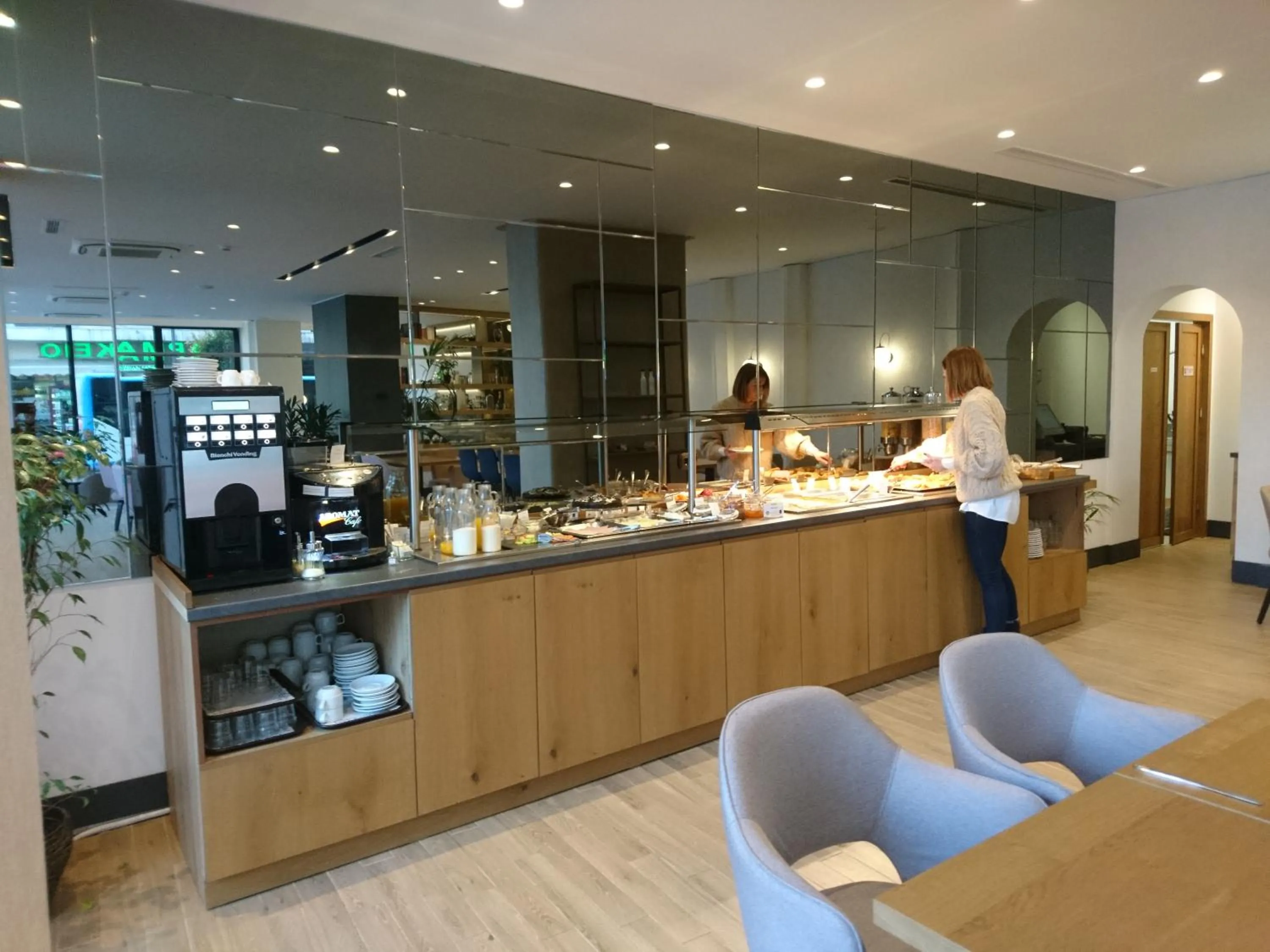 Restaurant/places to eat in Hotel Park