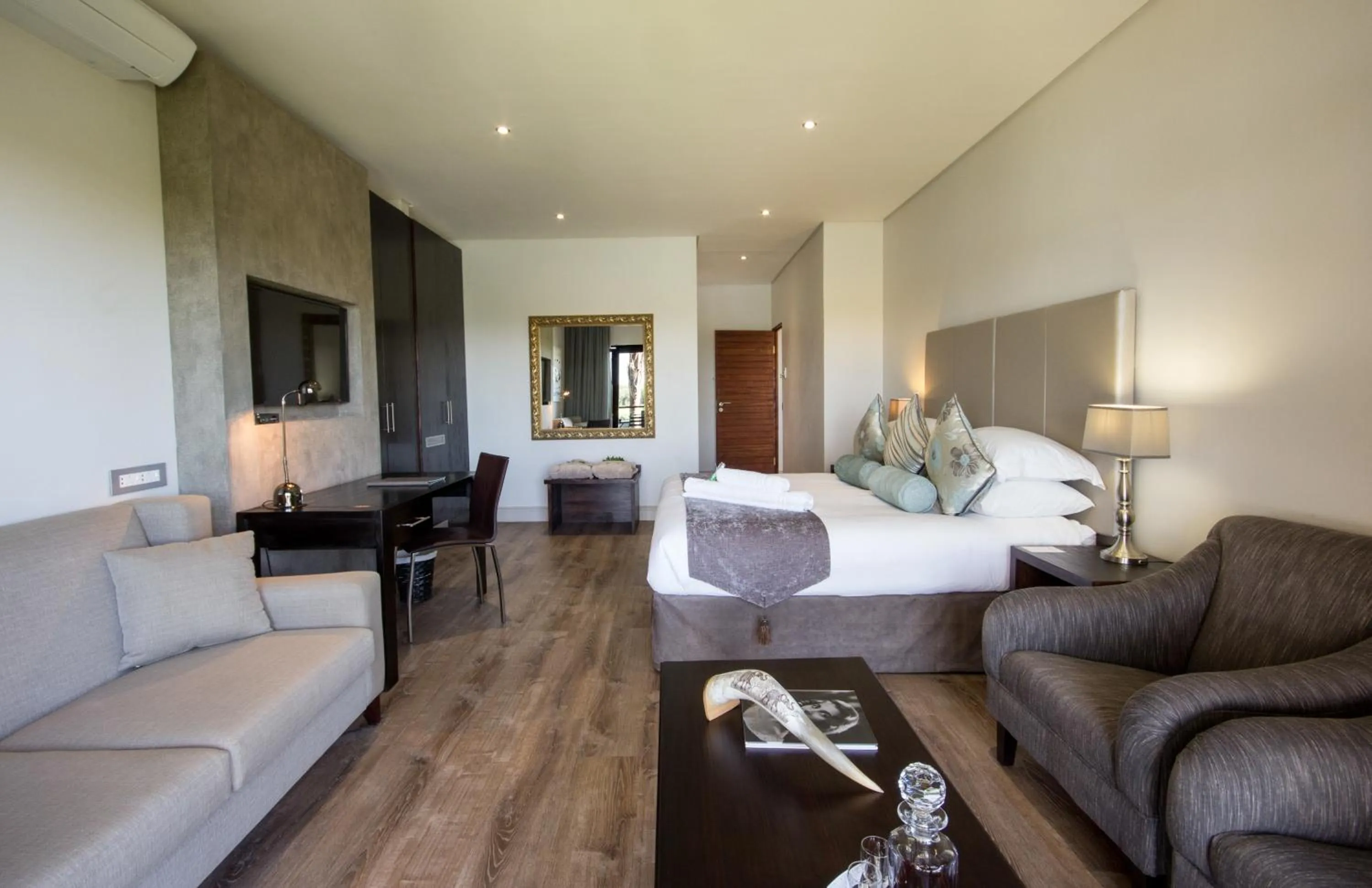 Photo of the whole room in River Place Manor