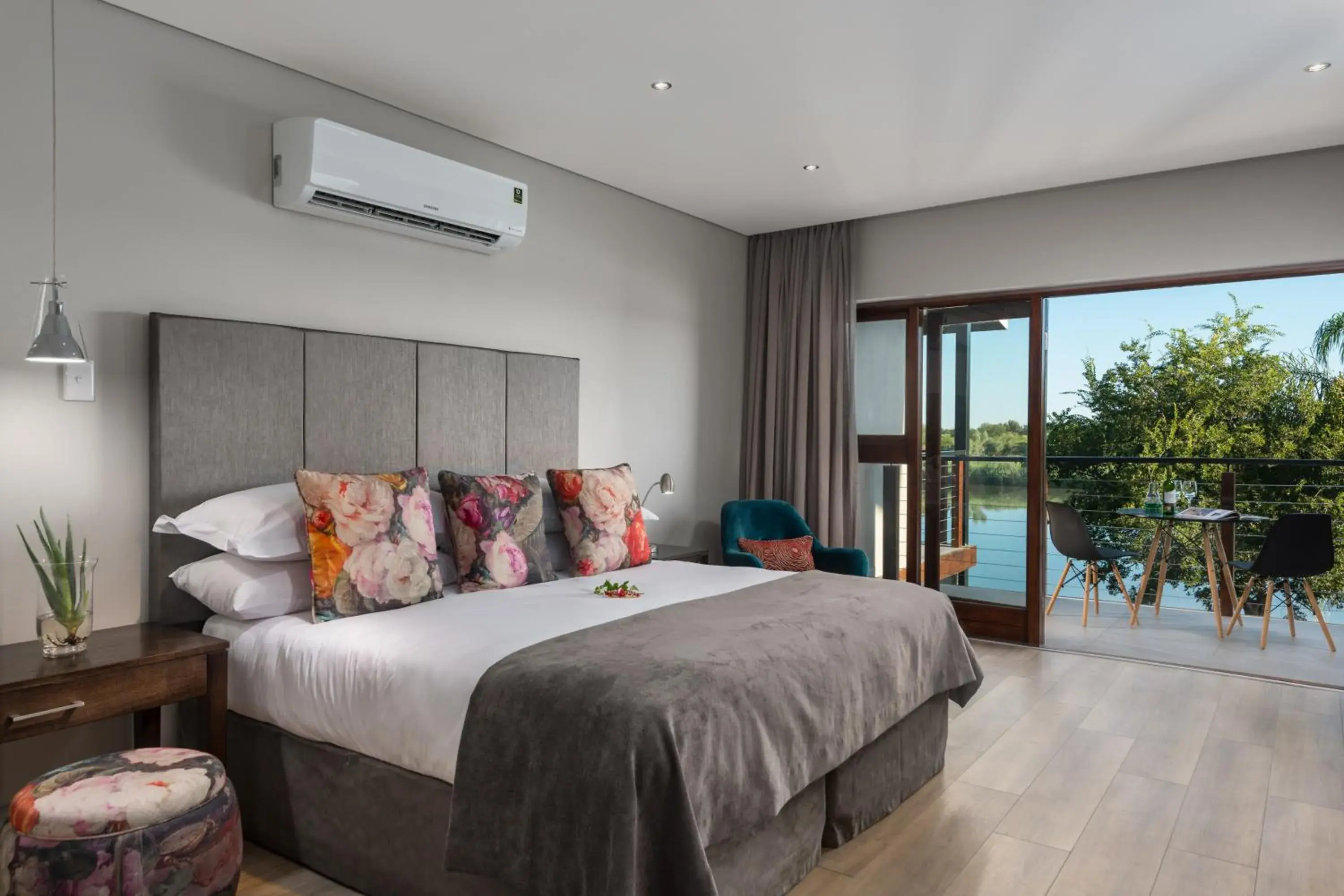 Photo of the whole room, Bed in River Place Manor Photo of the whole room, Bed in River Place Manor