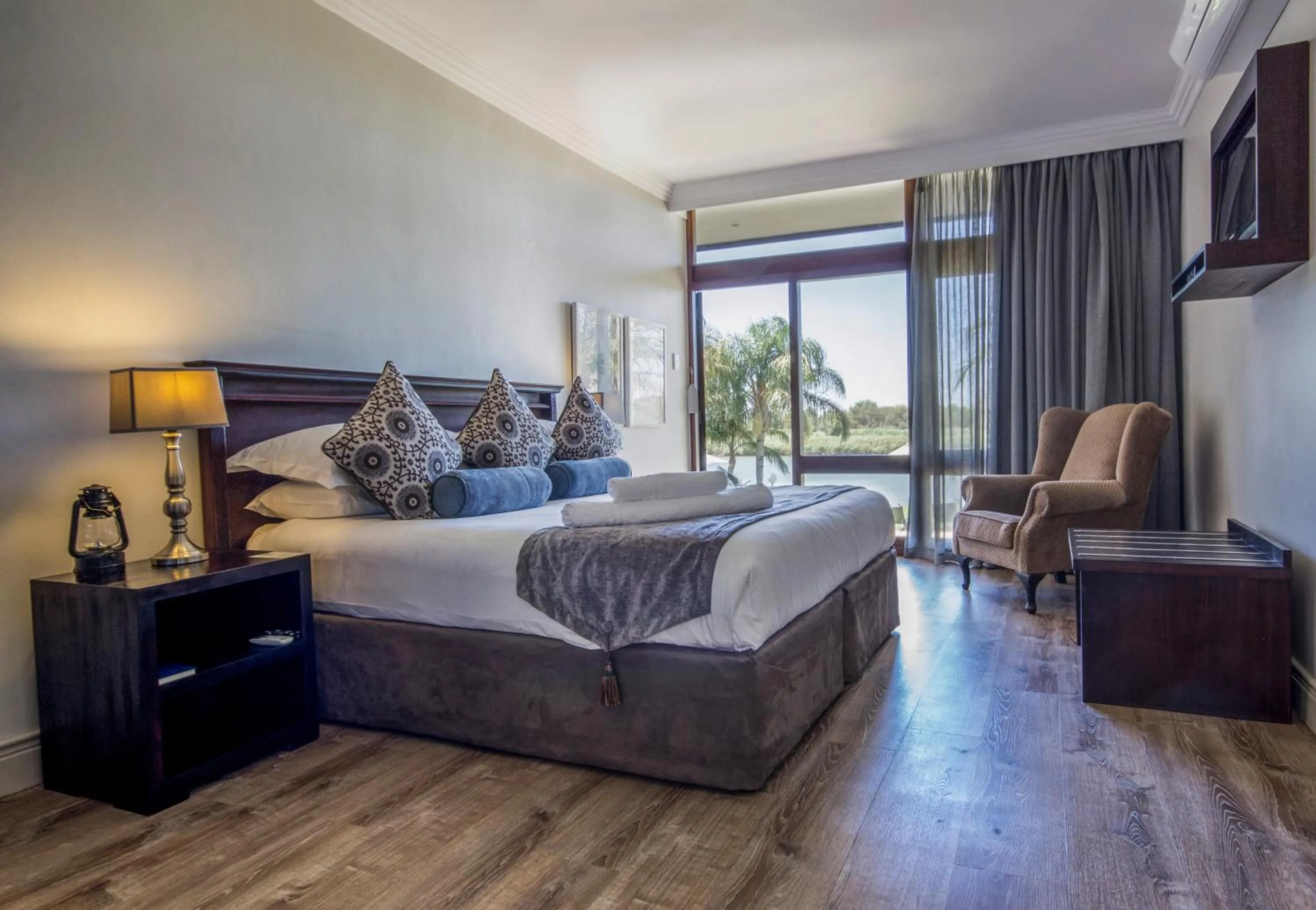 Photo of the whole room, Bed in River Place Manor