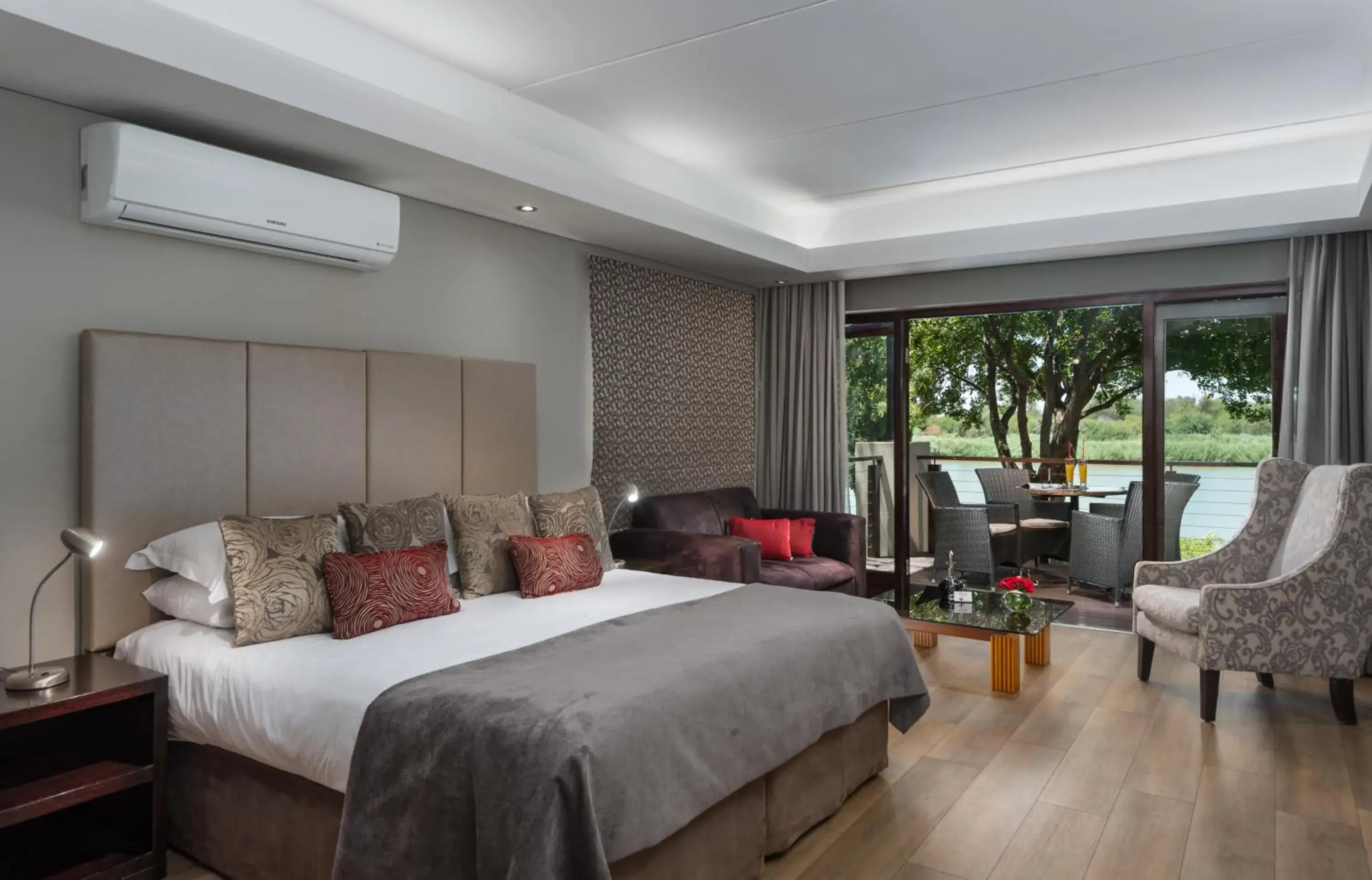 Photo of the whole room, Bed in River Place Manor Photo of the whole room, Bed in River Place Manor