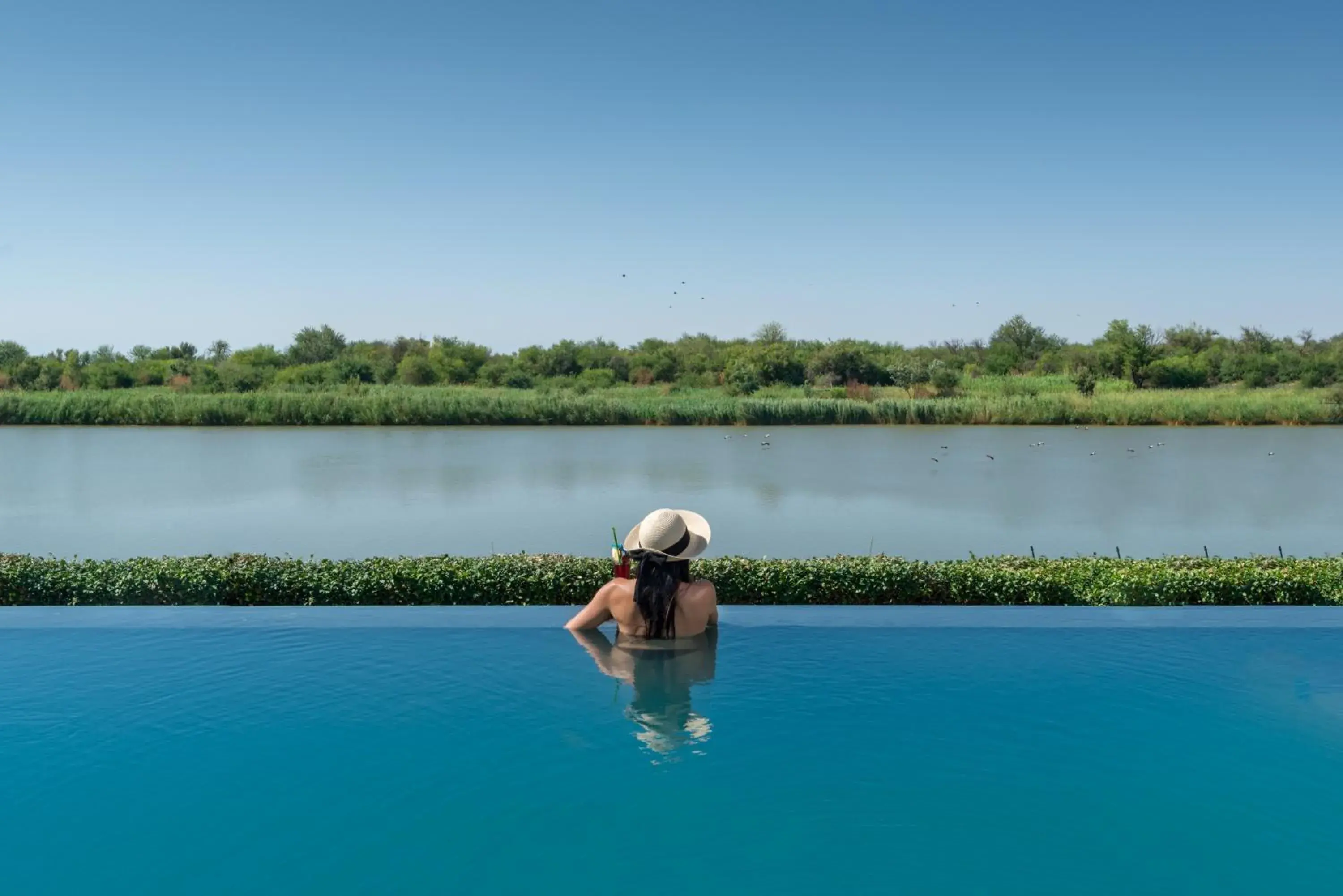 Swimming pool in River Place Manor Swimming pool in River Place Manor