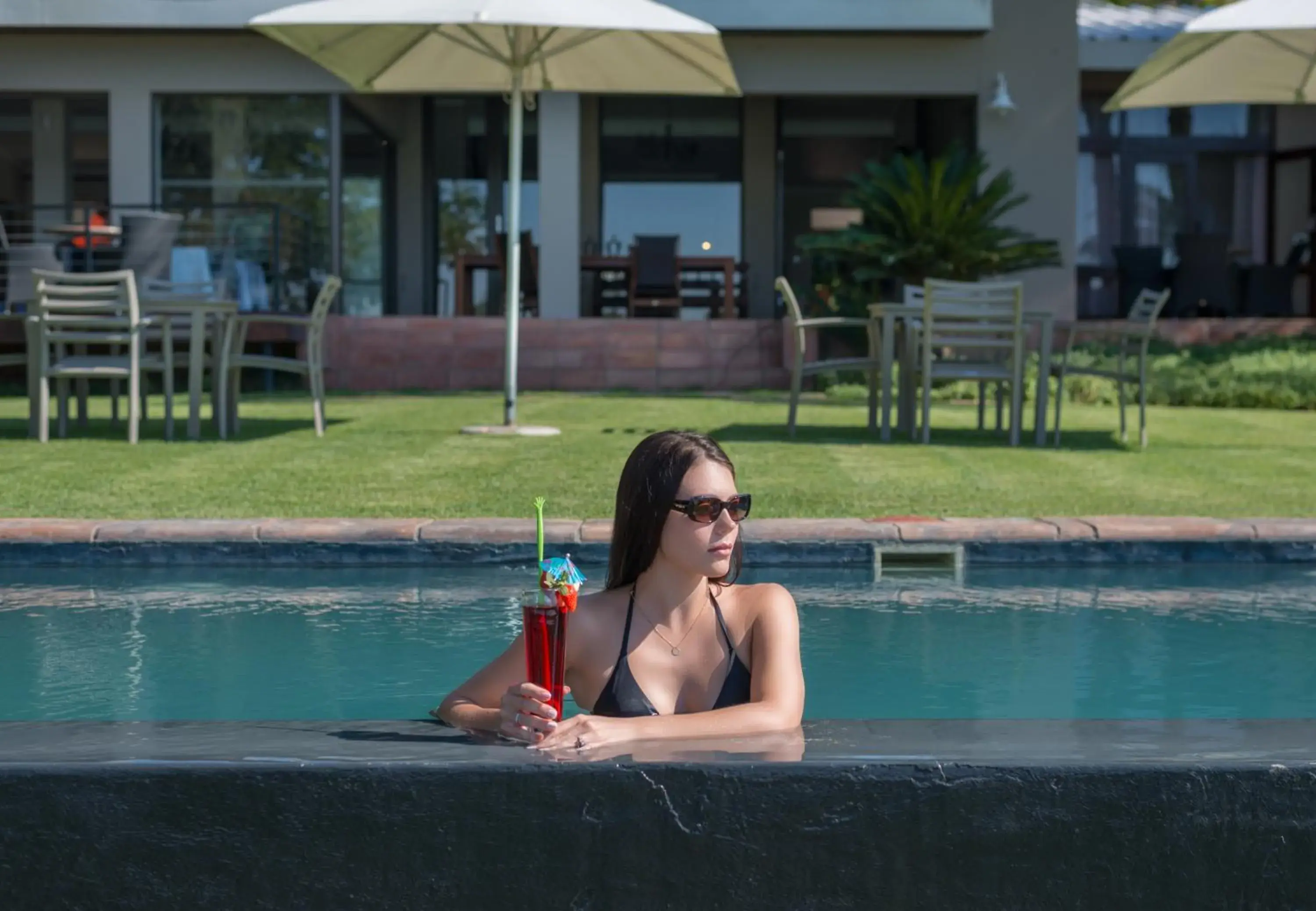 Swimming pool in River Place Manor Swimming pool in River Place Manor