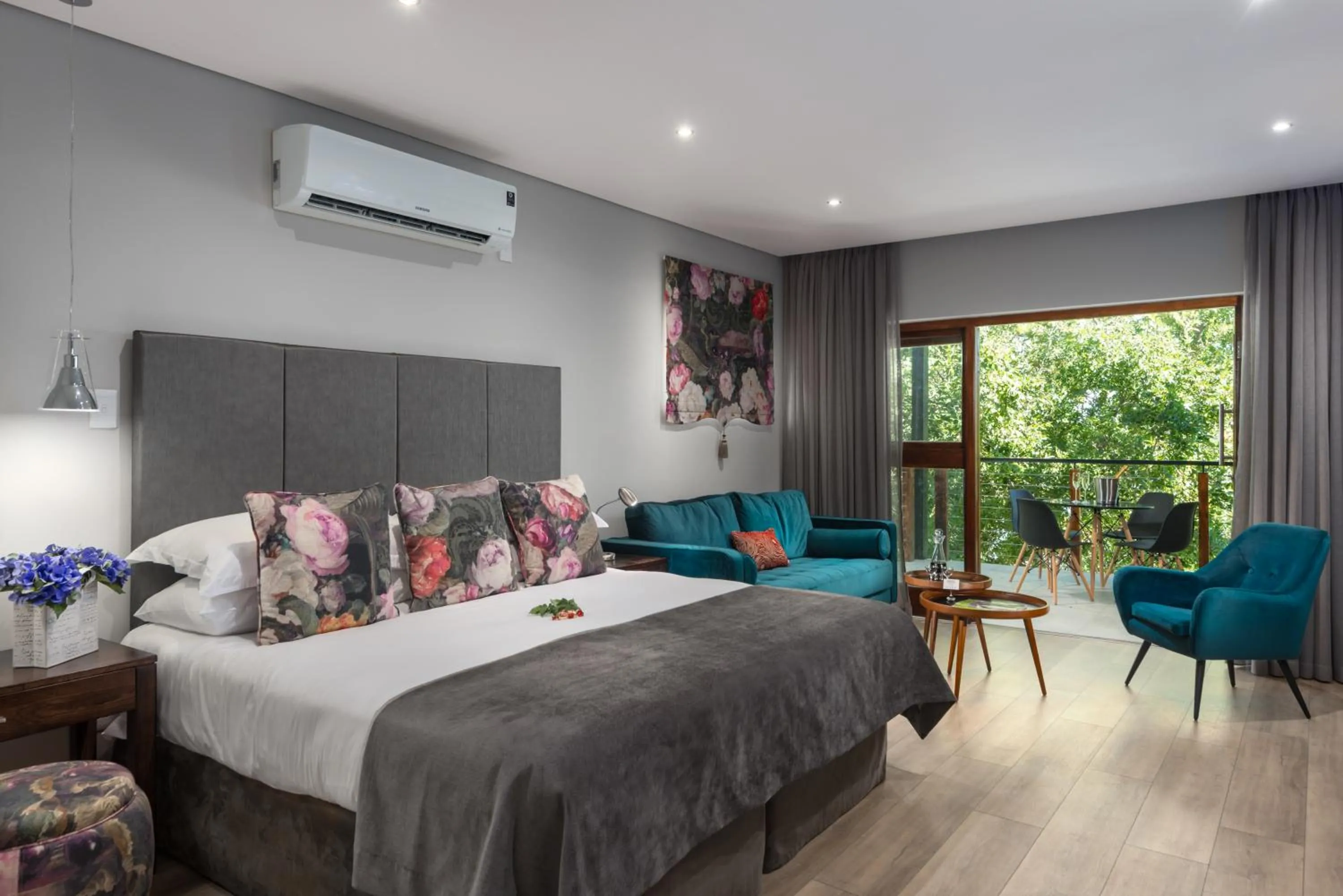 Photo of the whole room, Bed in River Place Manor