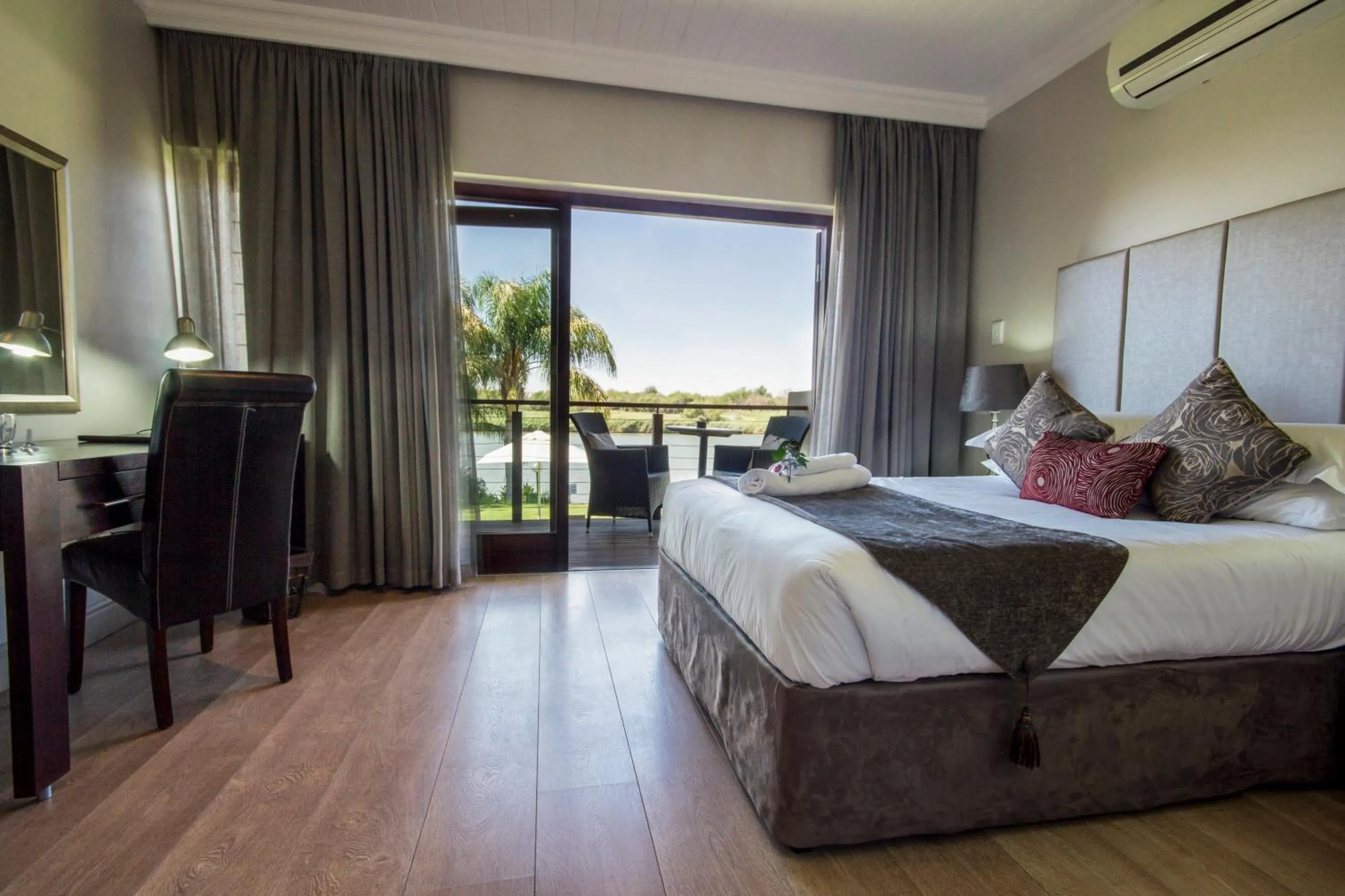 Shower, Bed in River Place Manor