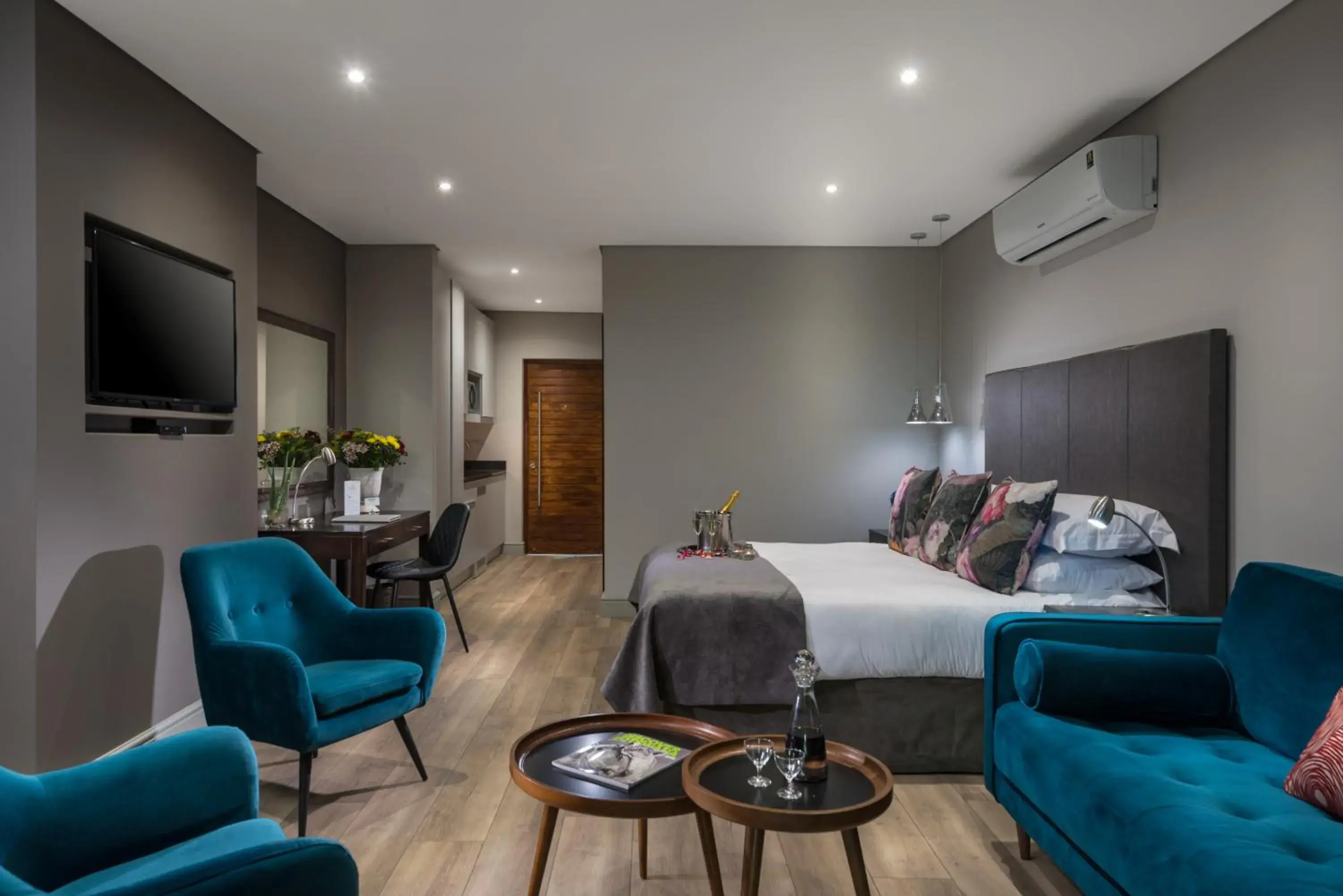 Seating area, Bed in River Place Manor Seating area, Bed in River Place Manor