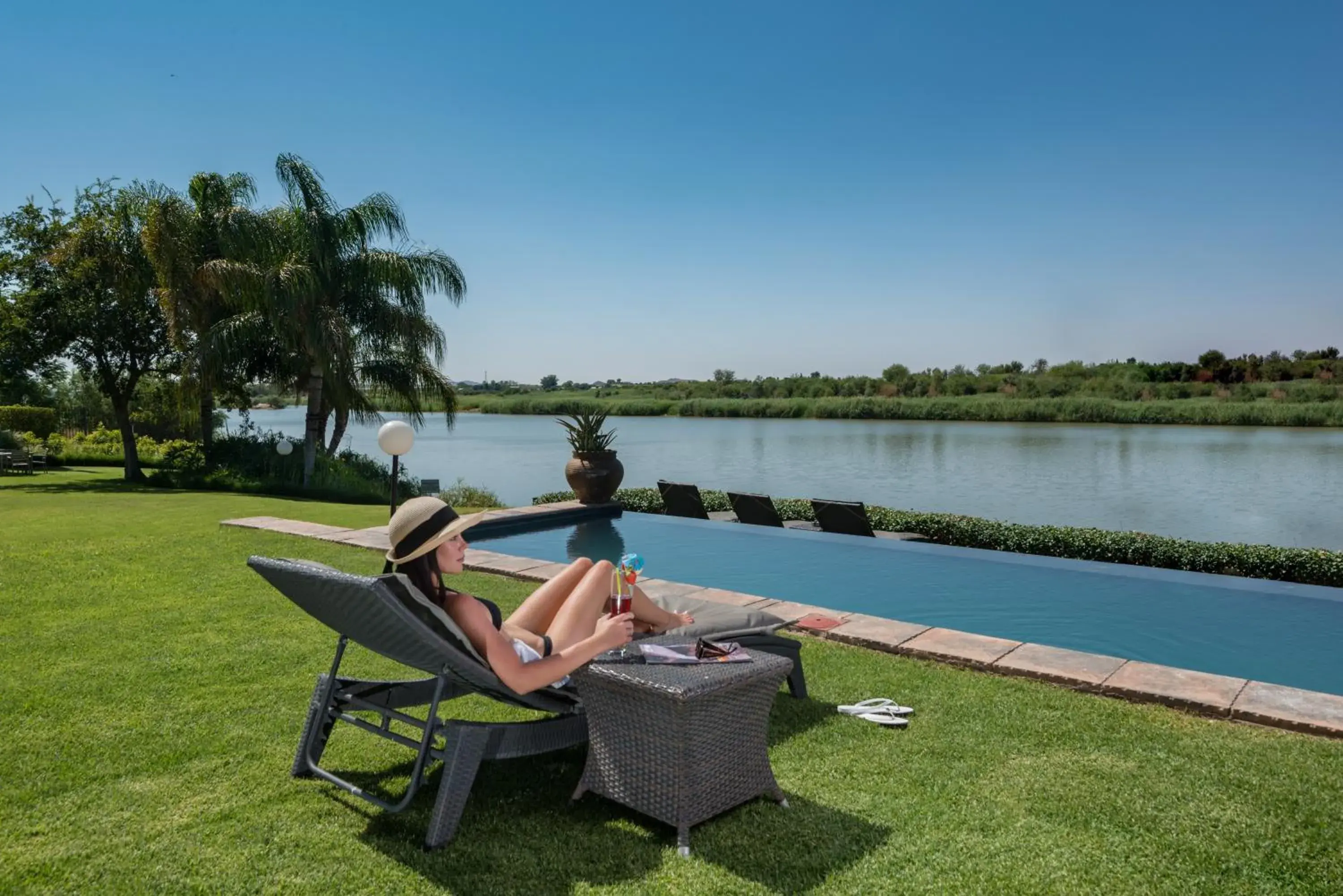 Swimming pool in River Place Manor Swimming pool in River Place Manor