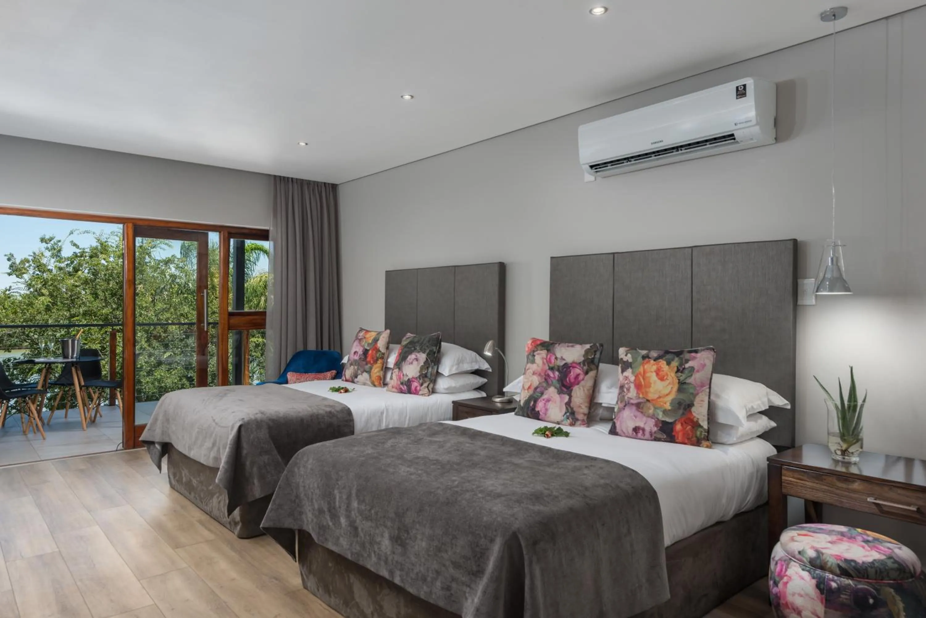 Photo of the whole room, Bed in River Place Manor