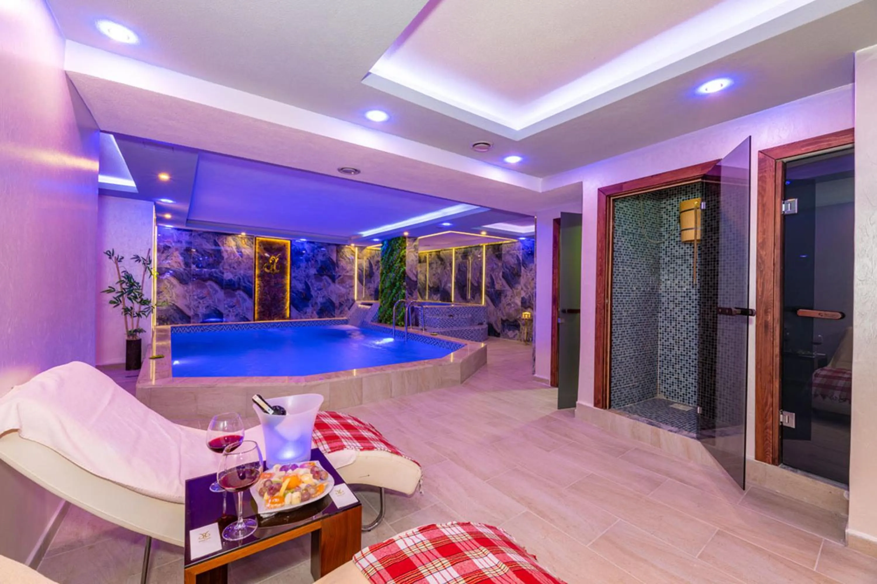 Swimming pool in Bekdas Hotel Deluxe & Spa