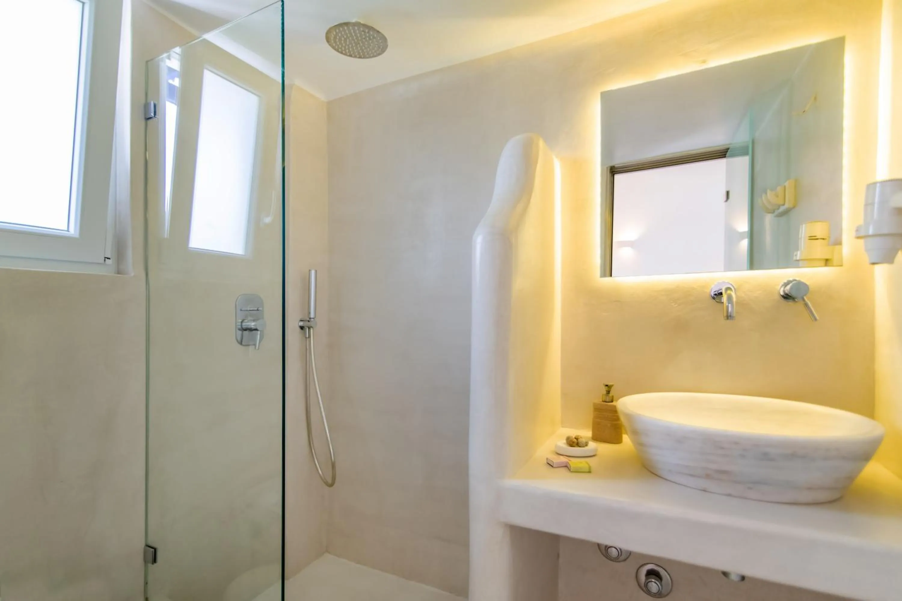 Shower in Vincenzo Family Rooms