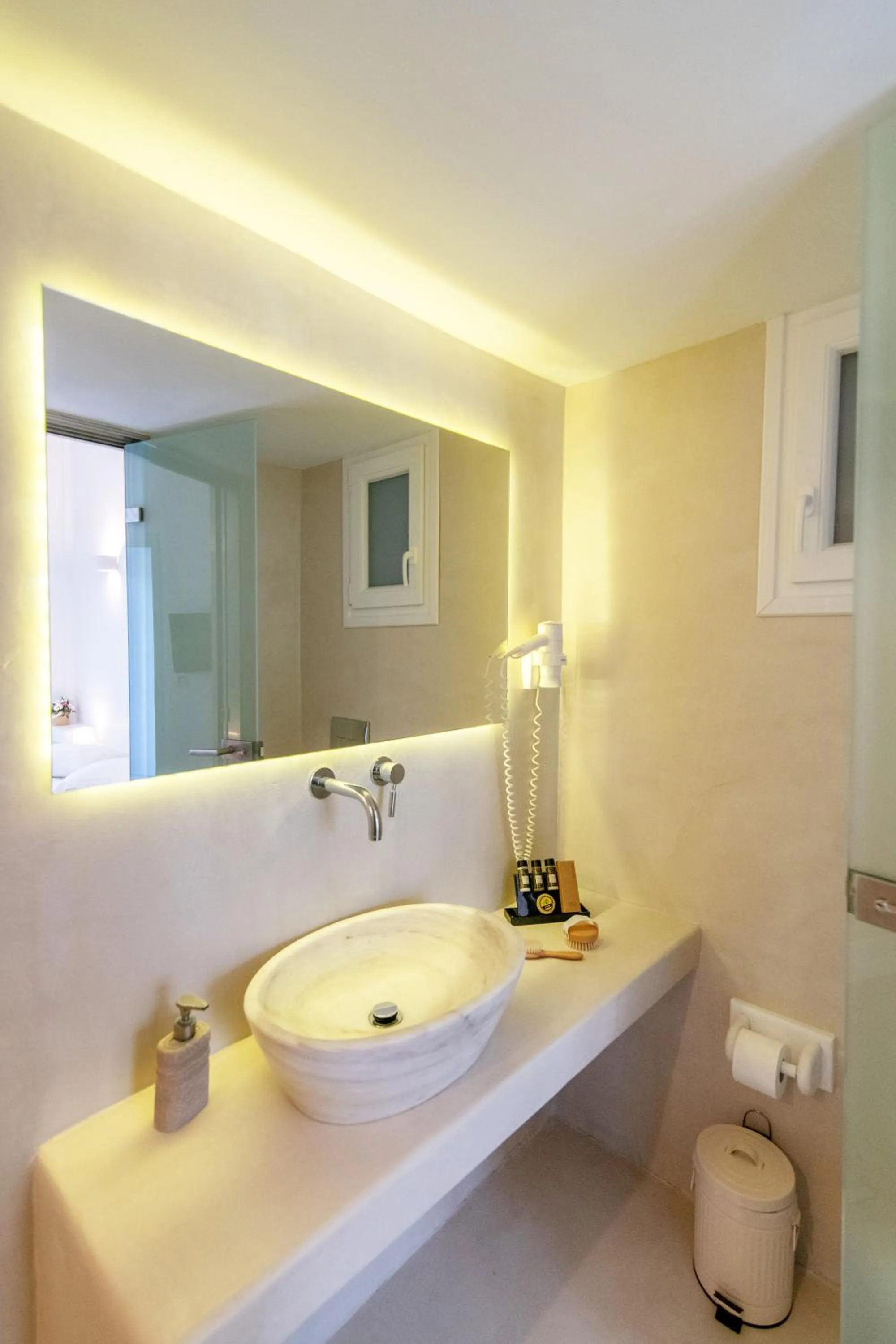 Toilet in Vincenzo Family Rooms